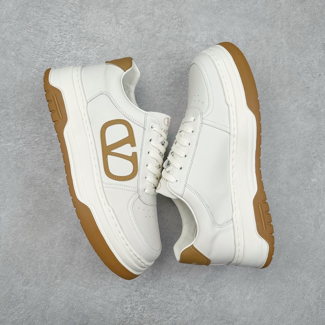 图片[3]-Valentino 华伦天奴 Rockstud untitled 厚底休闲小白鞋 明星同款 软羊皮低帮运动板鞋 经典百搭款绗缝格纹打造瞩目朋克风格 考究皮质构塑和简洁轮廓 流畅的线条奠定酷感基调 装饰质感橡胶效果 背面与鞋舌装饰 穿出了不一样的随性和时髦 阿那亚大秀可谓是刷爆了时尚圈 鞋面全油边 面料：定制牛皮+独家开模橡胶发泡大底 轻便防滑耐磨 脚感舒适 款式耐看做工精细 全套包装 尺码：39 40 41 42 43 44（比运动鞋偏大一码）-选品中心