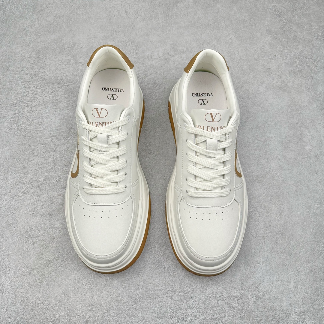 图片[2]-Valentino 华伦天奴 Rockstud untitled 厚底休闲小白鞋 明星同款 软羊皮低帮运动板鞋 经典百搭款绗缝格纹打造瞩目朋克风格 考究皮质构塑和简洁轮廓 流畅的线条奠定酷感基调 装饰质感橡胶效果 背面与鞋舌装饰 穿出了不一样的随性和时髦 阿那亚大秀可谓是刷爆了时尚圈 鞋面全油边 面料：定制牛皮+独家开模橡胶发泡大底 轻便防滑耐磨 脚感舒适 款式耐看做工精细 全套包装 尺码：39 40 41 42 43 44（比运动鞋偏大一码）-选品中心