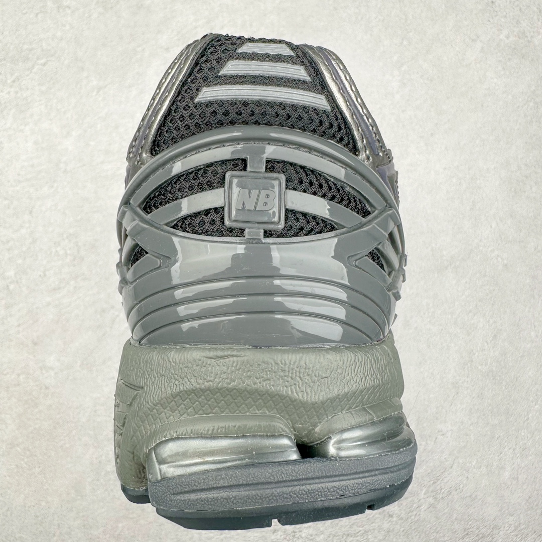 图片[8]-New Balance M1906R NB新百伦系列复古老爹风休闲运动慢跑鞋 采用轻质牛剖革拼接透气网眼衬垫织物鞋面材质 T-Beam大底提供足步弓支撑 保持步态稳定#后跟搭载外露缓震胶 鞋身整体以各种深浅不一的灰色覆盖 鞋头以淡蓝色调装饰，网眼衬垫通过不规律的色块实现做旧的美感 泛黄的鞋底更是进一步增添了复古气息 尺码：36 37 37.5 38 38.5 39.5 40 40.5 41.5 42 42.5 43 44 45-选品中心