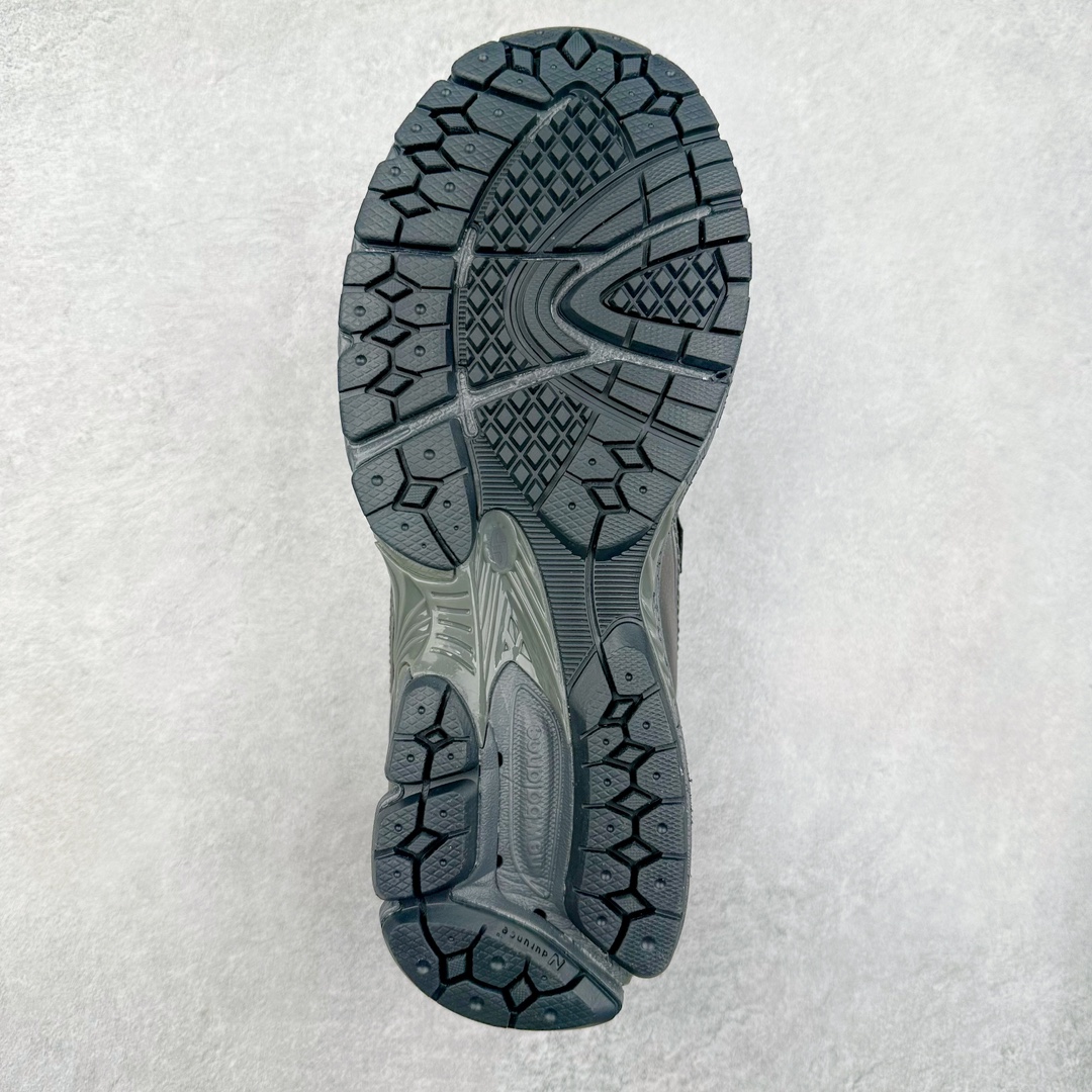 图片[9]-New Balance M1906R NB新百伦系列复古老爹风休闲运动慢跑鞋 采用轻质牛剖革拼接透气网眼衬垫织物鞋面材质 T-Beam大底提供足步弓支撑 保持步态稳定#后跟搭载外露缓震胶 鞋身整体以各种深浅不一的灰色覆盖 鞋头以淡蓝色调装饰，网眼衬垫通过不规律的色块实现做旧的美感 泛黄的鞋底更是进一步增添了复古气息 尺码：36 37 37.5 38 38.5 39.5 40 40.5 41.5 42 42.5 43 44 45-选品中心