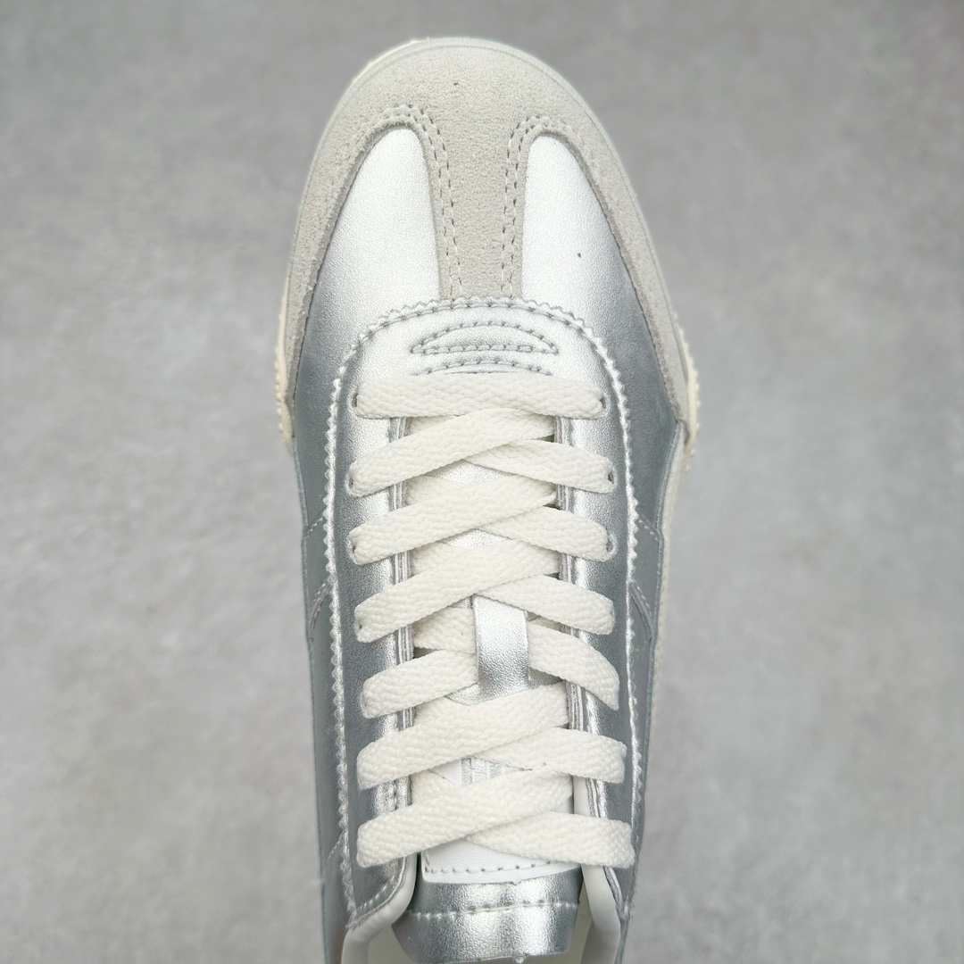 图片[4]-＃特价福利 PUMA Bella UT Low 彪马贝拉UT系列低帮薄底德训复古风经典百搭休闲慢跑鞋 继将 Speedcat OG 带回后，近日 Puma 再以品牌档案室的经典鞋型 Bella OG 为蓝本，推出契合时下薄底球鞋趋势的 Bella UT 鞋款。自 21 世纪初问世以来，Bella OG 鞋型以其独特的薄底设计和上翻外底设计收获了众多年轻拥趸，更是 PUMA DNA 中不可磨灭的经典。此番重新推出的 Bella UT 鞋款，整体鞋面采用上乘皮革材质，并延续 Formstrip 设计语言；鞋头处采用精致的包头设计，搭配麂皮材质提升质感；鞋底部分保留 Bella 鞋款标志性的薄底和点状橡胶外底，上翘的设计包裹鞋面；鞋舌与鞋跟分别点缀美洲狮 Logo 与品牌字母 Logo。值得一提的是，本次 Bella UT 鞋款搭载 SOFTFOAM+ 鞋垫，兼顾美学设计与穿着舒适度。而配色上则提供白、黄、蓝、银、粉五款颜色。尺码：35.5 36 37 37.5 38 39 39.5 40 40.5 41 42 42.5 43 44 44.5 45-选品中心