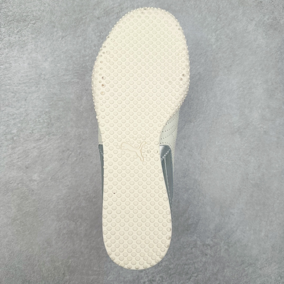 图片[9]-＃特价福利 PUMA Bella UT Low 彪马贝拉UT系列低帮薄底德训复古风经典百搭休闲慢跑鞋 继将 Speedcat OG 带回后，近日 Puma 再以品牌档案室的经典鞋型 Bella OG 为蓝本，推出契合时下薄底球鞋趋势的 Bella UT 鞋款。自 21 世纪初问世以来，Bella OG 鞋型以其独特的薄底设计和上翻外底设计收获了众多年轻拥趸，更是 PUMA DNA 中不可磨灭的经典。此番重新推出的 Bella UT 鞋款，整体鞋面采用上乘皮革材质，并延续 Formstrip 设计语言；鞋头处采用精致的包头设计，搭配麂皮材质提升质感；鞋底部分保留 Bella 鞋款标志性的薄底和点状橡胶外底，上翘的设计包裹鞋面；鞋舌与鞋跟分别点缀美洲狮 Logo 与品牌字母 Logo。值得一提的是，本次 Bella UT 鞋款搭载 SOFTFOAM+ 鞋垫，兼顾美学设计与穿着舒适度。而配色上则提供白、黄、蓝、银、粉五款颜色。尺码：35.5 36 37 37.5 38 39 39.5 40 40.5 41 42 42.5 43 44 44.5 45-选品中心
