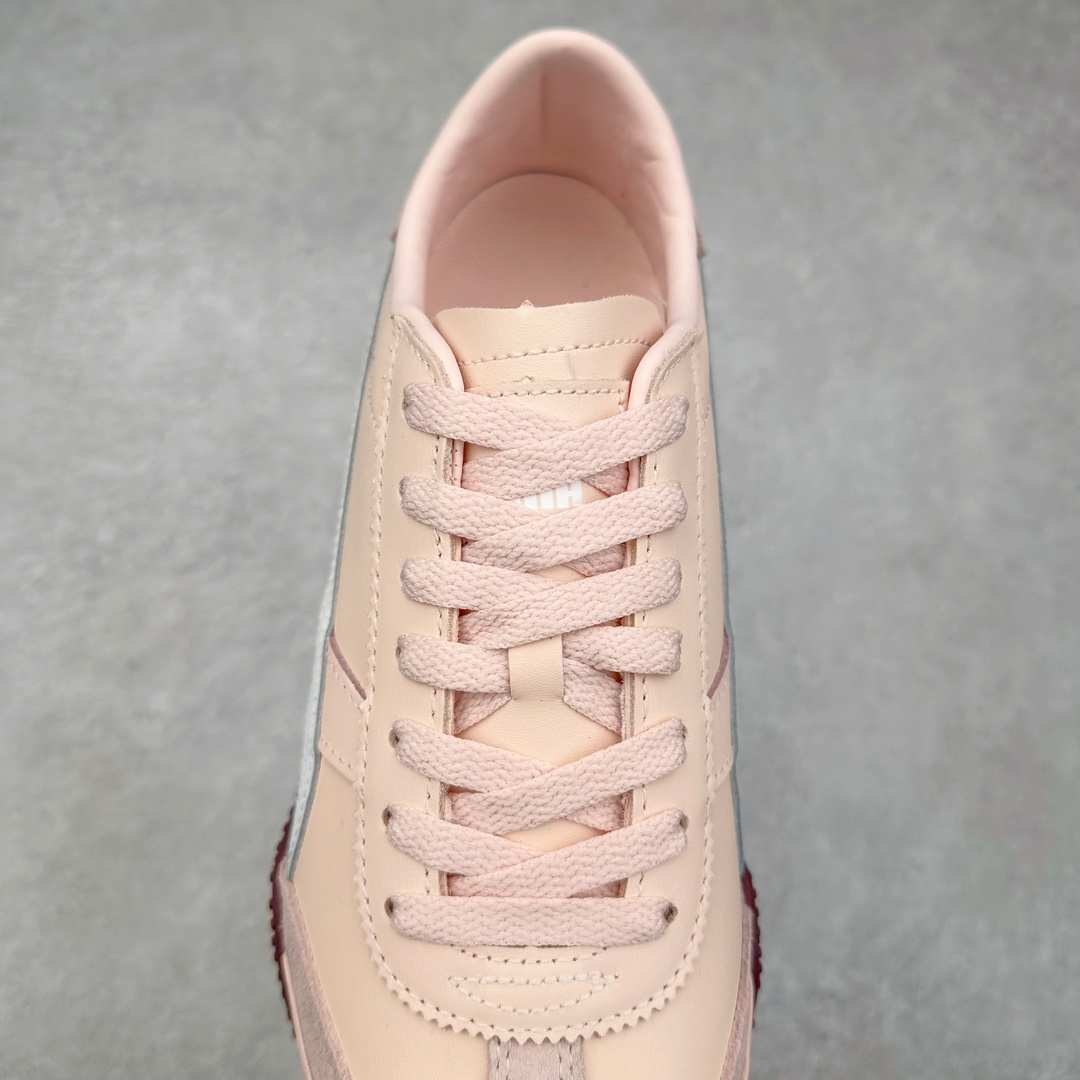 图片[5]-＃特价福利 PUMA Bella UT Low 彪马贝拉UT系列低帮薄底德训复古风经典百搭休闲慢跑鞋 继将 Speedcat OG 带回后，近日 Puma 再以品牌档案室的经典鞋型 Bella OG 为蓝本，推出契合时下薄底球鞋趋势的 Bella UT 鞋款。自 21 世纪初问世以来，Bella OG 鞋型以其独特的薄底设计和上翻外底设计收获了众多年轻拥趸，更是 PUMA DNA 中不可磨灭的经典。此番重新推出的 Bella UT 鞋款，整体鞋面采用上乘皮革材质，并延续 Formstrip 设计语言；鞋头处采用精致的包头设计，搭配麂皮材质提升质感；鞋底部分保留 Bella 鞋款标志性的薄底和点状橡胶外底，上翘的设计包裹鞋面；鞋舌与鞋跟分别点缀美洲狮 Logo 与品牌字母 Logo。值得一提的是，本次 Bella UT 鞋款搭载 SOFTFOAM+ 鞋垫，兼顾美学设计与穿着舒适度。而配色上则提供白、黄、蓝、银、粉五款颜色。尺码：35.5 36 37 37.5 38 39 39.5 40 40.5 41 42 42.5 43 44 44.5 45-选品中心