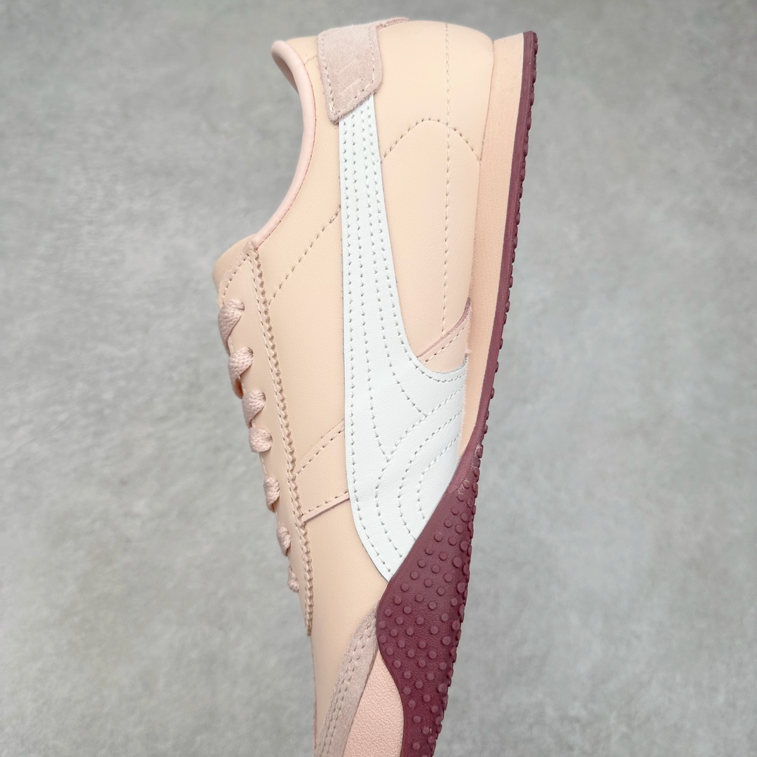 图片[7]-＃特价福利 PUMA Bella UT Low 彪马贝拉UT系列低帮薄底德训复古风经典百搭休闲慢跑鞋 继将 Speedcat OG 带回后，近日 Puma 再以品牌档案室的经典鞋型 Bella OG 为蓝本，推出契合时下薄底球鞋趋势的 Bella UT 鞋款。自 21 世纪初问世以来，Bella OG 鞋型以其独特的薄底设计和上翻外底设计收获了众多年轻拥趸，更是 PUMA DNA 中不可磨灭的经典。此番重新推出的 Bella UT 鞋款，整体鞋面采用上乘皮革材质，并延续 Formstrip 设计语言；鞋头处采用精致的包头设计，搭配麂皮材质提升质感；鞋底部分保留 Bella 鞋款标志性的薄底和点状橡胶外底，上翘的设计包裹鞋面；鞋舌与鞋跟分别点缀美洲狮 Logo 与品牌字母 Logo。值得一提的是，本次 Bella UT 鞋款搭载 SOFTFOAM+ 鞋垫，兼顾美学设计与穿着舒适度。而配色上则提供白、黄、蓝、银、粉五款颜色。尺码：35.5 36 37 37.5 38 39 39.5 40 40.5 41 42 42.5 43 44 44.5 45-选品中心