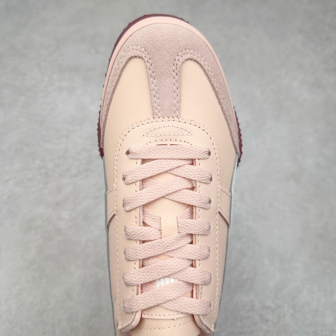 图片[4]-＃特价福利 PUMA Bella UT Low 彪马贝拉UT系列低帮薄底德训复古风经典百搭休闲慢跑鞋 继将 Speedcat OG 带回后，近日 Puma 再以品牌档案室的经典鞋型 Bella OG 为蓝本，推出契合时下薄底球鞋趋势的 Bella UT 鞋款。自 21 世纪初问世以来，Bella OG 鞋型以其独特的薄底设计和上翻外底设计收获了众多年轻拥趸，更是 PUMA DNA 中不可磨灭的经典。此番重新推出的 Bella UT 鞋款，整体鞋面采用上乘皮革材质，并延续 Formstrip 设计语言；鞋头处采用精致的包头设计，搭配麂皮材质提升质感；鞋底部分保留 Bella 鞋款标志性的薄底和点状橡胶外底，上翘的设计包裹鞋面；鞋舌与鞋跟分别点缀美洲狮 Logo 与品牌字母 Logo。值得一提的是，本次 Bella UT 鞋款搭载 SOFTFOAM+ 鞋垫，兼顾美学设计与穿着舒适度。而配色上则提供白、黄、蓝、银、粉五款颜色。尺码：35.5 36 37 37.5 38 39 39.5 40 40.5 41 42 42.5 43 44 44.5 45-选品中心