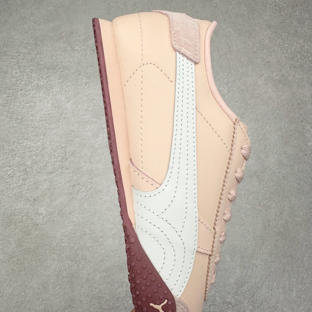 图片[6]-＃特价福利 PUMA Bella UT Low 彪马贝拉UT系列低帮薄底德训复古风经典百搭休闲慢跑鞋 继将 Speedcat OG 带回后，近日 Puma 再以品牌档案室的经典鞋型 Bella OG 为蓝本，推出契合时下薄底球鞋趋势的 Bella UT 鞋款。自 21 世纪初问世以来，Bella OG 鞋型以其独特的薄底设计和上翻外底设计收获了众多年轻拥趸，更是 PUMA DNA 中不可磨灭的经典。此番重新推出的 Bella UT 鞋款，整体鞋面采用上乘皮革材质，并延续 Formstrip 设计语言；鞋头处采用精致的包头设计，搭配麂皮材质提升质感；鞋底部分保留 Bella 鞋款标志性的薄底和点状橡胶外底，上翘的设计包裹鞋面；鞋舌与鞋跟分别点缀美洲狮 Logo 与品牌字母 Logo。值得一提的是，本次 Bella UT 鞋款搭载 SOFTFOAM+ 鞋垫，兼顾美学设计与穿着舒适度。而配色上则提供白、黄、蓝、银、粉五款颜色。尺码：35.5 36 37 37.5 38 39 39.5 40 40.5 41 42 42.5 43 44 44.5 45-选品中心