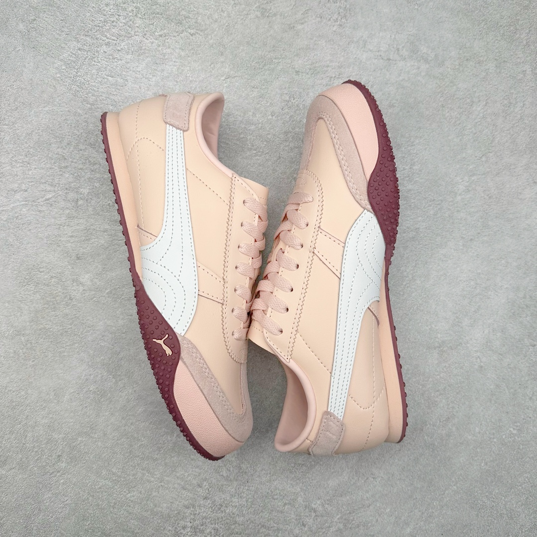 图片[3]-＃特价福利 PUMA Bella UT Low 彪马贝拉UT系列低帮薄底德训复古风经典百搭休闲慢跑鞋 继将 Speedcat OG 带回后，近日 Puma 再以品牌档案室的经典鞋型 Bella OG 为蓝本，推出契合时下薄底球鞋趋势的 Bella UT 鞋款。自 21 世纪初问世以来，Bella OG 鞋型以其独特的薄底设计和上翻外底设计收获了众多年轻拥趸，更是 PUMA DNA 中不可磨灭的经典。此番重新推出的 Bella UT 鞋款，整体鞋面采用上乘皮革材质，并延续 Formstrip 设计语言；鞋头处采用精致的包头设计，搭配麂皮材质提升质感；鞋底部分保留 Bella 鞋款标志性的薄底和点状橡胶外底，上翘的设计包裹鞋面；鞋舌与鞋跟分别点缀美洲狮 Logo 与品牌字母 Logo。值得一提的是，本次 Bella UT 鞋款搭载 SOFTFOAM+ 鞋垫，兼顾美学设计与穿着舒适度。而配色上则提供白、黄、蓝、银、粉五款颜色。尺码：35.5 36 37 37.5 38 39 39.5 40 40.5 41 42 42.5 43 44 44.5 45-选品中心