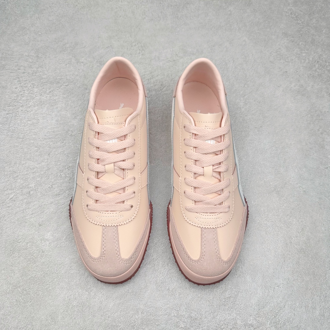图片[2]-＃特价福利 PUMA Bella UT Low 彪马贝拉UT系列低帮薄底德训复古风经典百搭休闲慢跑鞋 继将 Speedcat OG 带回后，近日 Puma 再以品牌档案室的经典鞋型 Bella OG 为蓝本，推出契合时下薄底球鞋趋势的 Bella UT 鞋款。自 21 世纪初问世以来，Bella OG 鞋型以其独特的薄底设计和上翻外底设计收获了众多年轻拥趸，更是 PUMA DNA 中不可磨灭的经典。此番重新推出的 Bella UT 鞋款，整体鞋面采用上乘皮革材质，并延续 Formstrip 设计语言；鞋头处采用精致的包头设计，搭配麂皮材质提升质感；鞋底部分保留 Bella 鞋款标志性的薄底和点状橡胶外底，上翘的设计包裹鞋面；鞋舌与鞋跟分别点缀美洲狮 Logo 与品牌字母 Logo。值得一提的是，本次 Bella UT 鞋款搭载 SOFTFOAM+ 鞋垫，兼顾美学设计与穿着舒适度。而配色上则提供白、黄、蓝、银、粉五款颜色。尺码：35.5 36 37 37.5 38 39 39.5 40 40.5 41 42 42.5 43 44 44.5 45-选品中心