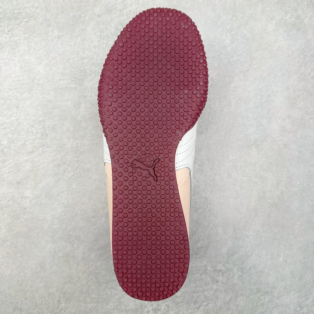 图片[9]-＃特价福利 PUMA Bella UT Low 彪马贝拉UT系列低帮薄底德训复古风经典百搭休闲慢跑鞋 继将 Speedcat OG 带回后，近日 Puma 再以品牌档案室的经典鞋型 Bella OG 为蓝本，推出契合时下薄底球鞋趋势的 Bella UT 鞋款。自 21 世纪初问世以来，Bella OG 鞋型以其独特的薄底设计和上翻外底设计收获了众多年轻拥趸，更是 PUMA DNA 中不可磨灭的经典。此番重新推出的 Bella UT 鞋款，整体鞋面采用上乘皮革材质，并延续 Formstrip 设计语言；鞋头处采用精致的包头设计，搭配麂皮材质提升质感；鞋底部分保留 Bella 鞋款标志性的薄底和点状橡胶外底，上翘的设计包裹鞋面；鞋舌与鞋跟分别点缀美洲狮 Logo 与品牌字母 Logo。值得一提的是，本次 Bella UT 鞋款搭载 SOFTFOAM+ 鞋垫，兼顾美学设计与穿着舒适度。而配色上则提供白、黄、蓝、银、粉五款颜色。尺码：35.5 36 37 37.5 38 39 39.5 40 40.5 41 42 42.5 43 44 44.5 45-选品中心