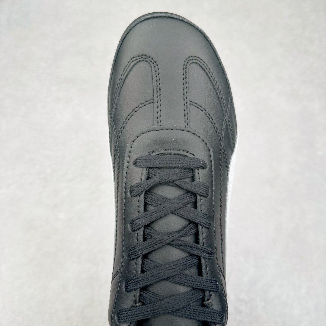 图片[4]-＃特价福利 PUMA Speedca OG 彪马极速赛车系列低帮德训风拼接复古百搭休闲运动赛车鞋 鞋款从80、90年代赛车手所穿的防火赛车鞋为原型，鞋身线条模仿了赛车的流线廓形，体现了空气动力学原理的结构。简约流畅的外观，恰好又和贯穿其中的Formstrip Logo融合恰到好处，视觉上细节丰富且协调。本次Speedcat OG鞋款归来，最大看点自然式保留了窄版鞋型以及薄底构造。这两年各品牌鞋底越做越厚，Speedcat反其道而行之，上脚几乎无鞋底的效果带来耳目一新的视觉体验。鞋面依旧是以质感细腻的麂皮材质打造，并且大面积近乎全包裹的使用，复古味道也愈发浓烈。配色上更是将最原始的黑色和红色带回，向F1赛车队的标志性队服致敬。相信让各位一眼种草的更多是出挑的大红色，上脚即可瞬间点亮整体造型，在以球鞋为核心的OOTD中脱颖而出。而另一款黑色则是低调的万金油，彰显新潮个性的同时又不喧宾夺主，也是热爱简约系穿搭朋友的首选。 尺码：35.5 36 37 37.5 38 38.5 39 40 40.5 41 42 42.5 43 44 44.5 45-选品中心