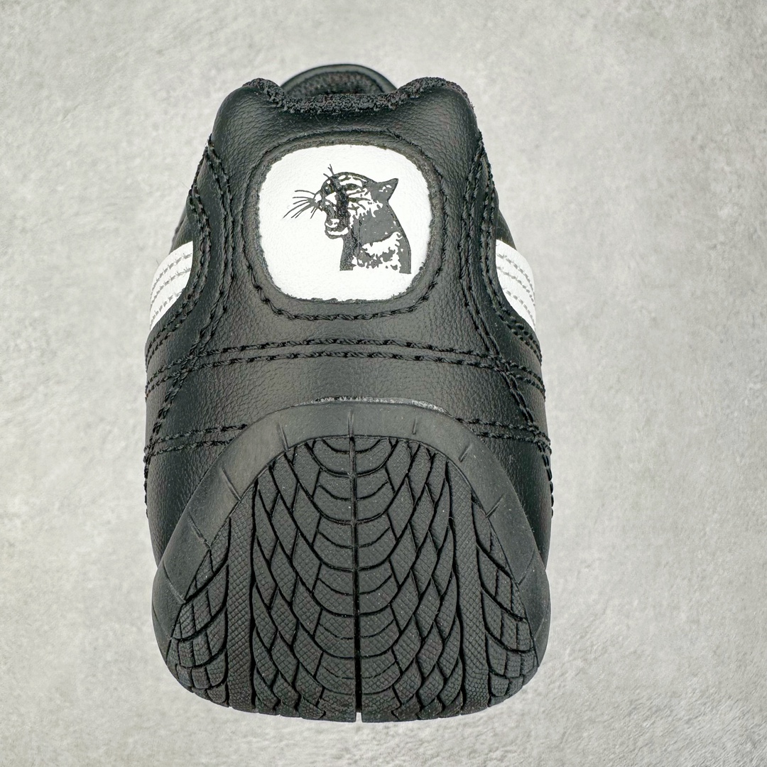 图片[8]-＃特价福利 PUMA Speedca OG 彪马极速赛车系列低帮德训风拼接复古百搭休闲运动赛车鞋 鞋款从80、90年代赛车手所穿的防火赛车鞋为原型，鞋身线条模仿了赛车的流线廓形，体现了空气动力学原理的结构。简约流畅的外观，恰好又和贯穿其中的Formstrip Logo融合恰到好处，视觉上细节丰富且协调。本次Speedcat OG鞋款归来，最大看点自然式保留了窄版鞋型以及薄底构造。这两年各品牌鞋底越做越厚，Speedcat反其道而行之，上脚几乎无鞋底的效果带来耳目一新的视觉体验。鞋面依旧是以质感细腻的麂皮材质打造，并且大面积近乎全包裹的使用，复古味道也愈发浓烈。配色上更是将最原始的黑色和红色带回，向F1赛车队的标志性队服致敬。相信让各位一眼种草的更多是出挑的大红色，上脚即可瞬间点亮整体造型，在以球鞋为核心的OOTD中脱颖而出。而另一款黑色则是低调的万金油，彰显新潮个性的同时又不喧宾夺主，也是热爱简约系穿搭朋友的首选。 尺码：35.5 36 37 37.5 38 38.5 39 40 40.5 41 42 42.5 43 44 44.5 45-选品中心