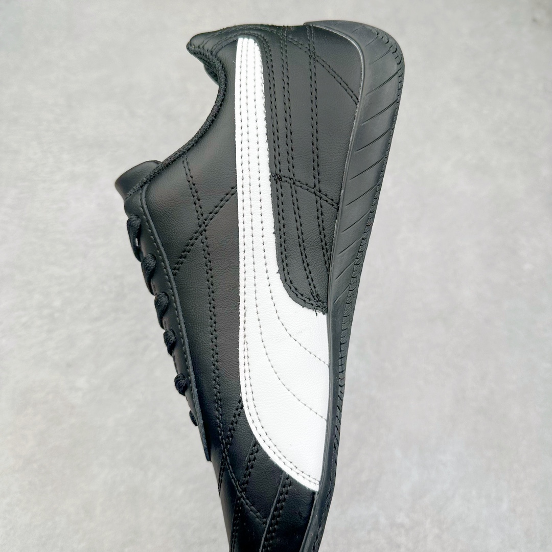 图片[7]-＃特价福利 PUMA Speedca OG 彪马极速赛车系列低帮德训风拼接复古百搭休闲运动赛车鞋 鞋款从80、90年代赛车手所穿的防火赛车鞋为原型，鞋身线条模仿了赛车的流线廓形，体现了空气动力学原理的结构。简约流畅的外观，恰好又和贯穿其中的Formstrip Logo融合恰到好处，视觉上细节丰富且协调。本次Speedcat OG鞋款归来，最大看点自然式保留了窄版鞋型以及薄底构造。这两年各品牌鞋底越做越厚，Speedcat反其道而行之，上脚几乎无鞋底的效果带来耳目一新的视觉体验。鞋面依旧是以质感细腻的麂皮材质打造，并且大面积近乎全包裹的使用，复古味道也愈发浓烈。配色上更是将最原始的黑色和红色带回，向F1赛车队的标志性队服致敬。相信让各位一眼种草的更多是出挑的大红色，上脚即可瞬间点亮整体造型，在以球鞋为核心的OOTD中脱颖而出。而另一款黑色则是低调的万金油，彰显新潮个性的同时又不喧宾夺主，也是热爱简约系穿搭朋友的首选。 尺码：35.5 36 37 37.5 38 38.5 39 40 40.5 41 42 42.5 43 44 44.5 45-选品中心