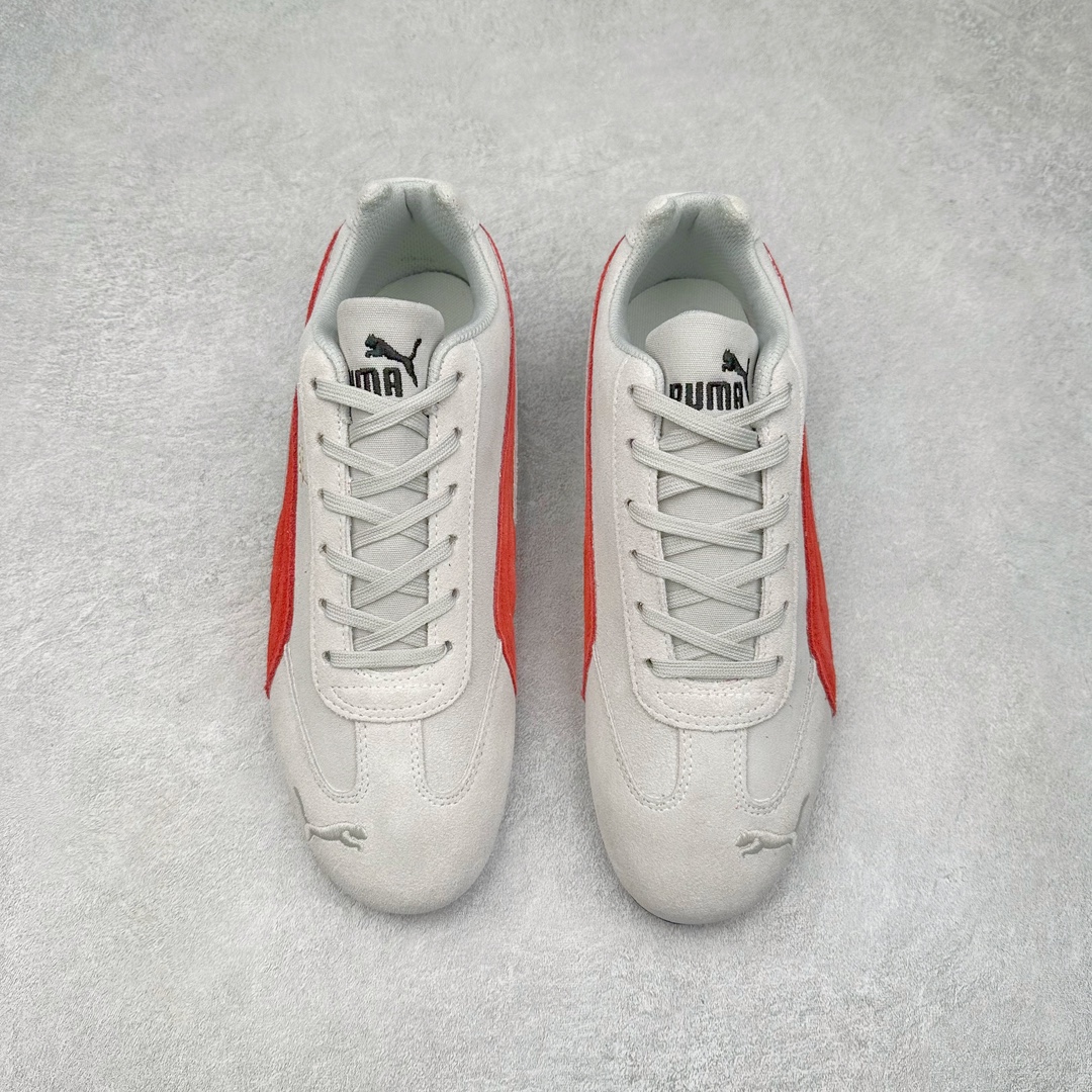 图片[2]-＃特价福利 PUMA Speedca OG 彪马极速赛车系列低帮德训风拼接复古百搭休闲运动赛车鞋 鞋款从80、90年代赛车手所穿的防火赛车鞋为原型，鞋身线条模仿了赛车的流线廓形，体现了空气动力学原理的结构。简约流畅的外观，恰好又和贯穿其中的Formstrip Logo融合恰到好处，视觉上细节丰富且协调。本次Speedcat OG鞋款归来，最大看点自然式保留了窄版鞋型以及薄底构造。这两年各品牌鞋底越做越厚，Speedcat反其道而行之，上脚几乎无鞋底的效果带来耳目一新的视觉体验。鞋面依旧是以质感细腻的麂皮材质打造，并且大面积近乎全包裹的使用，复古味道也愈发浓烈。配色上更是将最原始的黑色和红色带回，向F1赛车队的标志性队服致敬。相信让各位一眼种草的更多是出挑的大红色，上脚即可瞬间点亮整体造型，在以球鞋为核心的OOTD中脱颖而出。而另一款黑色则是低调的万金油，彰显新潮个性的同时又不喧宾夺主，也是热爱简约系穿搭朋友的首选。 尺码：35.5 36 37 37.5 38 38.5 39 40 40.5 41 42 42.5 43 44 44.5 45-选品中心