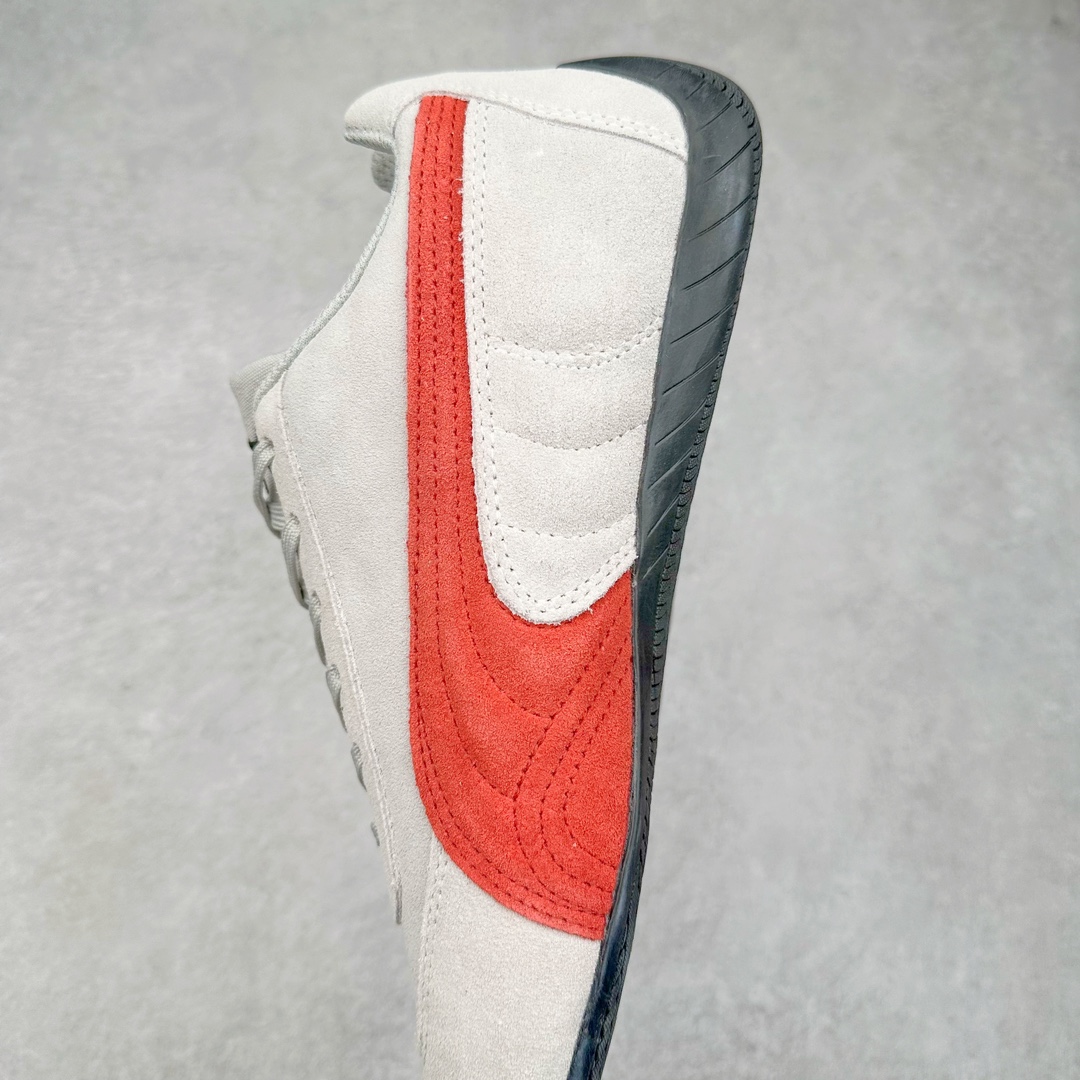 图片[7]-＃特价福利 PUMA Speedca OG 彪马极速赛车系列低帮德训风拼接复古百搭休闲运动赛车鞋 鞋款从80、90年代赛车手所穿的防火赛车鞋为原型，鞋身线条模仿了赛车的流线廓形，体现了空气动力学原理的结构。简约流畅的外观，恰好又和贯穿其中的Formstrip Logo融合恰到好处，视觉上细节丰富且协调。本次Speedcat OG鞋款归来，最大看点自然式保留了窄版鞋型以及薄底构造。这两年各品牌鞋底越做越厚，Speedcat反其道而行之，上脚几乎无鞋底的效果带来耳目一新的视觉体验。鞋面依旧是以质感细腻的麂皮材质打造，并且大面积近乎全包裹的使用，复古味道也愈发浓烈。配色上更是将最原始的黑色和红色带回，向F1赛车队的标志性队服致敬。相信让各位一眼种草的更多是出挑的大红色，上脚即可瞬间点亮整体造型，在以球鞋为核心的OOTD中脱颖而出。而另一款黑色则是低调的万金油，彰显新潮个性的同时又不喧宾夺主，也是热爱简约系穿搭朋友的首选。 尺码：35.5 36 37 37.5 38 38.5 39 40 40.5 41 42 42.5 43 44 44.5 45-选品中心
