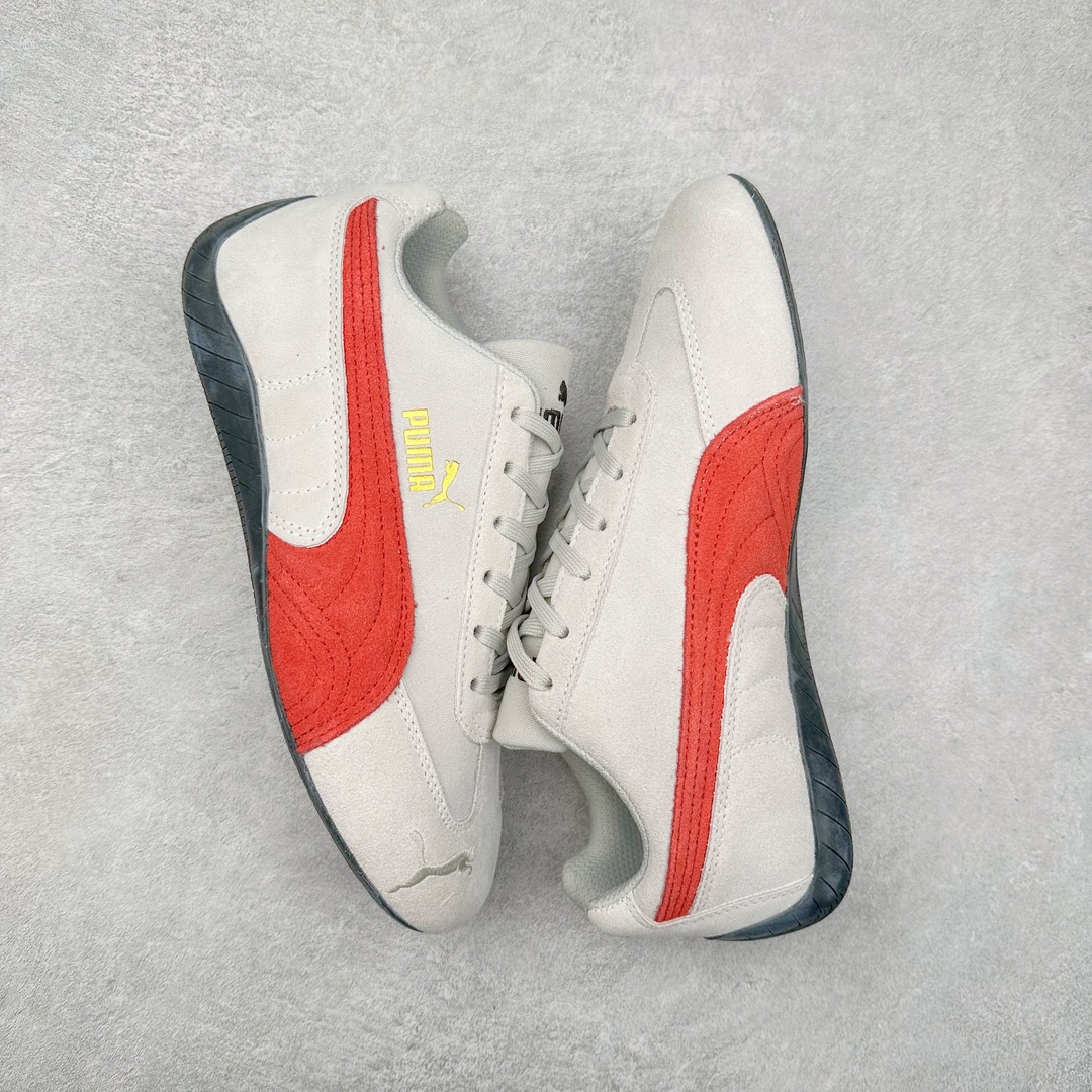 图片[3]-＃特价福利 PUMA Speedca OG 彪马极速赛车系列低帮德训风拼接复古百搭休闲运动赛车鞋 鞋款从80、90年代赛车手所穿的防火赛车鞋为原型，鞋身线条模仿了赛车的流线廓形，体现了空气动力学原理的结构。简约流畅的外观，恰好又和贯穿其中的Formstrip Logo融合恰到好处，视觉上细节丰富且协调。本次Speedcat OG鞋款归来，最大看点自然式保留了窄版鞋型以及薄底构造。这两年各品牌鞋底越做越厚，Speedcat反其道而行之，上脚几乎无鞋底的效果带来耳目一新的视觉体验。鞋面依旧是以质感细腻的麂皮材质打造，并且大面积近乎全包裹的使用，复古味道也愈发浓烈。配色上更是将最原始的黑色和红色带回，向F1赛车队的标志性队服致敬。相信让各位一眼种草的更多是出挑的大红色，上脚即可瞬间点亮整体造型，在以球鞋为核心的OOTD中脱颖而出。而另一款黑色则是低调的万金油，彰显新潮个性的同时又不喧宾夺主，也是热爱简约系穿搭朋友的首选。 尺码：35.5 36 37 37.5 38 38.5 39 40 40.5 41 42 42.5 43 44 44.5 45-选品中心