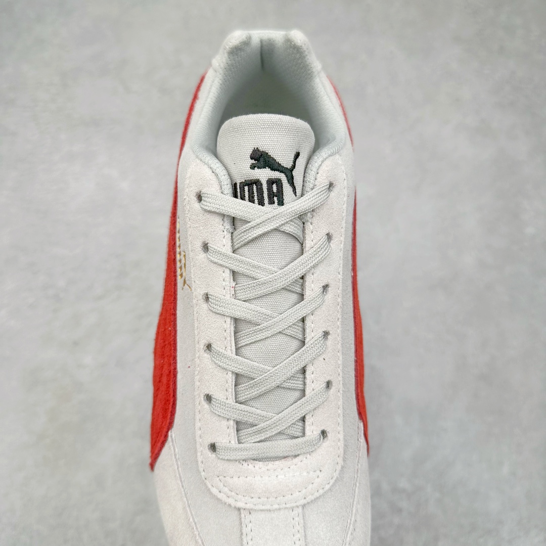 图片[5]-＃特价福利 PUMA Speedca OG 彪马极速赛车系列低帮德训风拼接复古百搭休闲运动赛车鞋 鞋款从80、90年代赛车手所穿的防火赛车鞋为原型，鞋身线条模仿了赛车的流线廓形，体现了空气动力学原理的结构。简约流畅的外观，恰好又和贯穿其中的Formstrip Logo融合恰到好处，视觉上细节丰富且协调。本次Speedcat OG鞋款归来，最大看点自然式保留了窄版鞋型以及薄底构造。这两年各品牌鞋底越做越厚，Speedcat反其道而行之，上脚几乎无鞋底的效果带来耳目一新的视觉体验。鞋面依旧是以质感细腻的麂皮材质打造，并且大面积近乎全包裹的使用，复古味道也愈发浓烈。配色上更是将最原始的黑色和红色带回，向F1赛车队的标志性队服致敬。相信让各位一眼种草的更多是出挑的大红色，上脚即可瞬间点亮整体造型，在以球鞋为核心的OOTD中脱颖而出。而另一款黑色则是低调的万金油，彰显新潮个性的同时又不喧宾夺主，也是热爱简约系穿搭朋友的首选。 尺码：35.5 36 37 37.5 38 38.5 39 40 40.5 41 42 42.5 43 44 44.5 45-选品中心