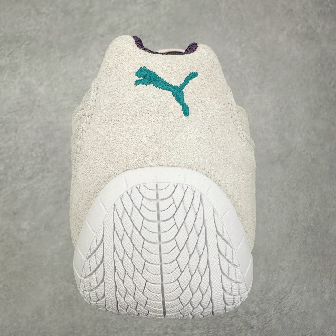 图片[8]-＃特价福利 PUMA Speedca OG 彪马极速赛车系列低帮德训风拼接复古百搭休闲运动赛车鞋 鞋款从80、90年代赛车手所穿的防火赛车鞋为原型，鞋身线条模仿了赛车的流线廓形，体现了空气动力学原理的结构。简约流畅的外观，恰好又和贯穿其中的Formstrip Logo融合恰到好处，视觉上细节丰富且协调。本次Speedcat OG鞋款归来，最大看点自然式保留了窄版鞋型以及薄底构造。这两年各品牌鞋底越做越厚，Speedcat反其道而行之，上脚几乎无鞋底的效果带来耳目一新的视觉体验。鞋面依旧是以质感细腻的麂皮材质打造，并且大面积近乎全包裹的使用，复古味道也愈发浓烈。配色上更是将最原始的黑色和红色带回，向F1赛车队的标志性队服致敬。相信让各位一眼种草的更多是出挑的大红色，上脚即可瞬间点亮整体造型，在以球鞋为核心的OOTD中脱颖而出。而另一款黑色则是低调的万金油，彰显新潮个性的同时又不喧宾夺主，也是热爱简约系穿搭朋友的首选。 尺码：35.5 36 37 37.5 38 38.5 39 40 40.5 41 42 42.5 43 44 44.5 45-选品中心