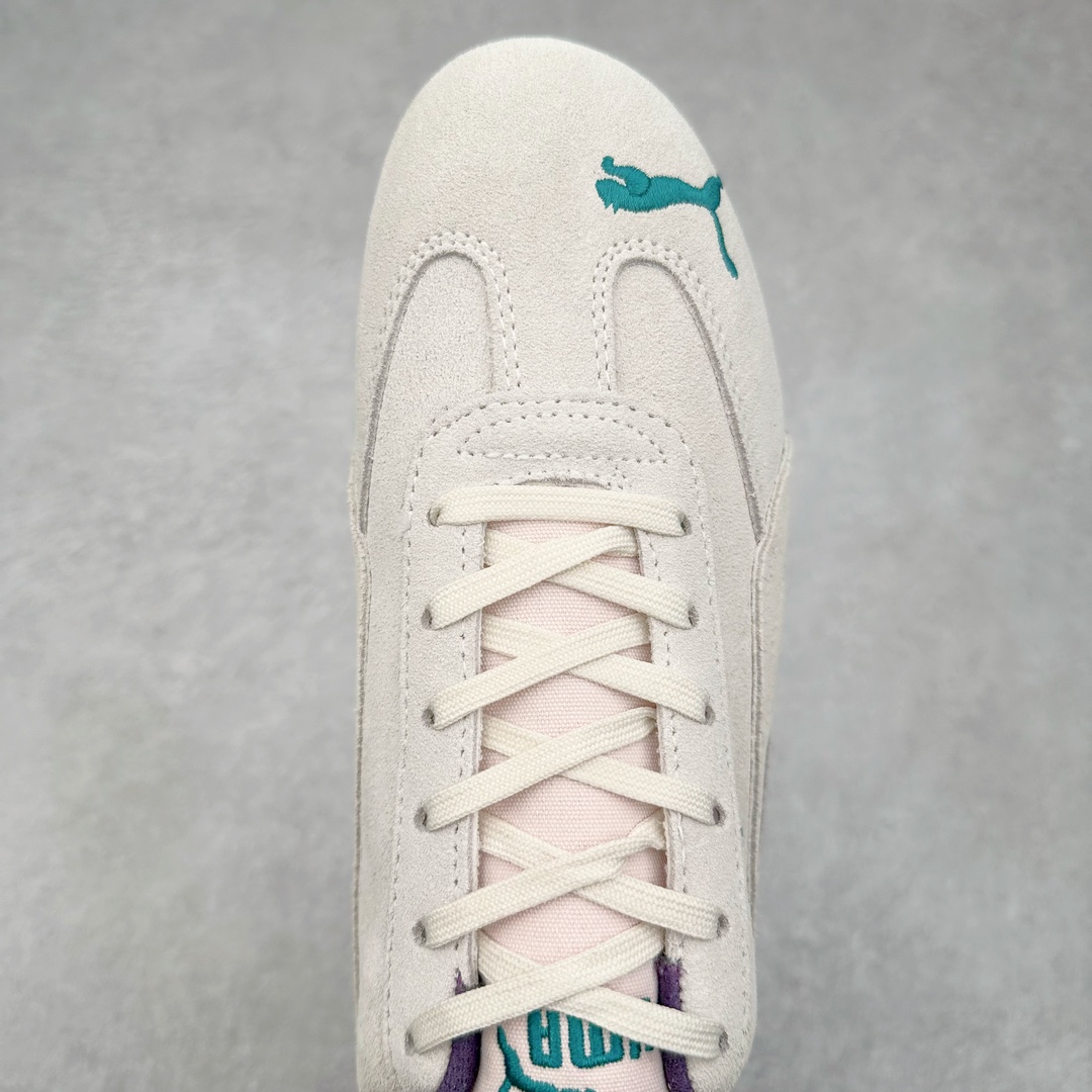 图片[4]-＃特价福利 PUMA Speedca OG 彪马极速赛车系列低帮德训风拼接复古百搭休闲运动赛车鞋 鞋款从80、90年代赛车手所穿的防火赛车鞋为原型，鞋身线条模仿了赛车的流线廓形，体现了空气动力学原理的结构。简约流畅的外观，恰好又和贯穿其中的Formstrip Logo融合恰到好处，视觉上细节丰富且协调。本次Speedcat OG鞋款归来，最大看点自然式保留了窄版鞋型以及薄底构造。这两年各品牌鞋底越做越厚，Speedcat反其道而行之，上脚几乎无鞋底的效果带来耳目一新的视觉体验。鞋面依旧是以质感细腻的麂皮材质打造，并且大面积近乎全包裹的使用，复古味道也愈发浓烈。配色上更是将最原始的黑色和红色带回，向F1赛车队的标志性队服致敬。相信让各位一眼种草的更多是出挑的大红色，上脚即可瞬间点亮整体造型，在以球鞋为核心的OOTD中脱颖而出。而另一款黑色则是低调的万金油，彰显新潮个性的同时又不喧宾夺主，也是热爱简约系穿搭朋友的首选。 尺码：35.5 36 37 37.5 38 38.5 39 40 40.5 41 42 42.5 43 44 44.5 45-选品中心