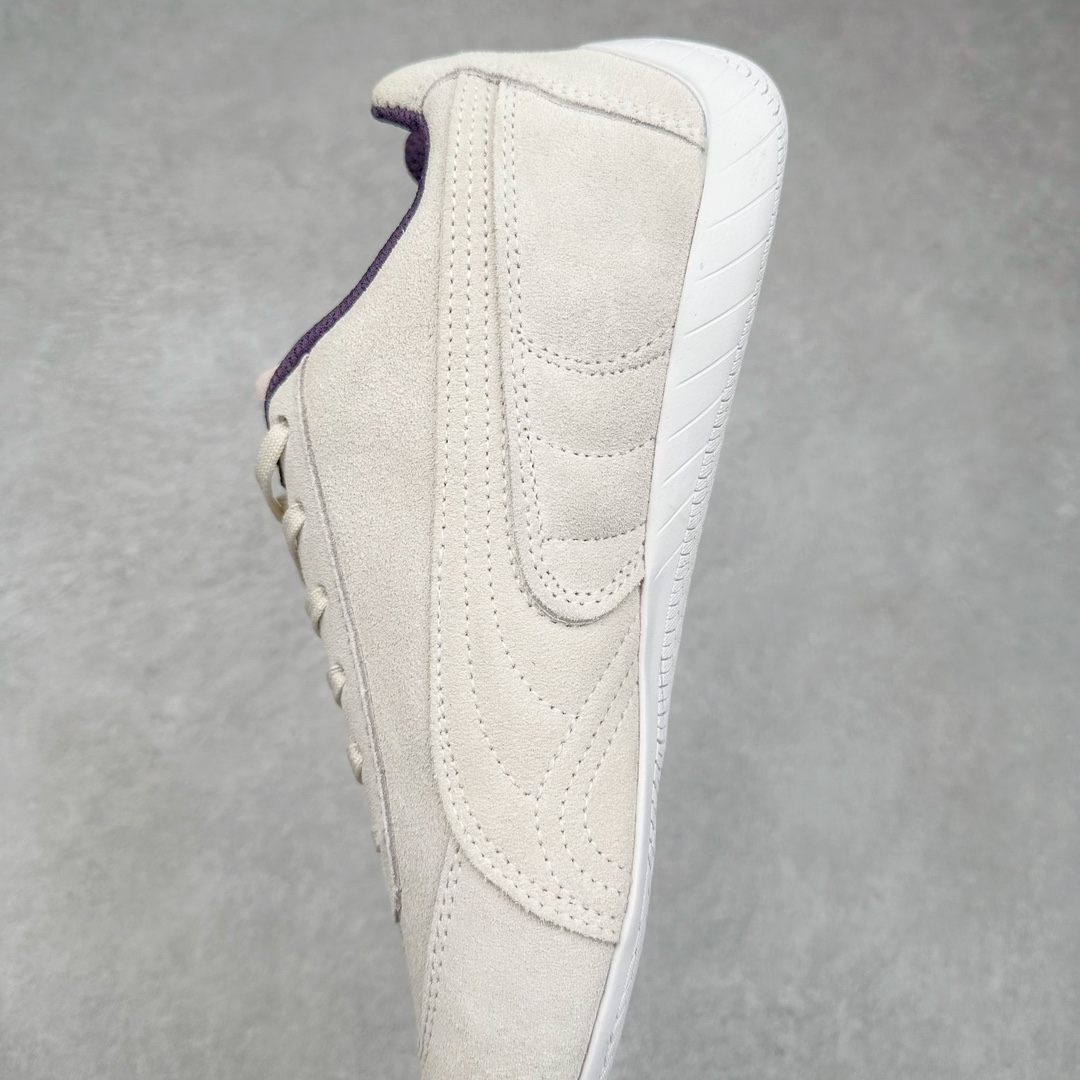 图片[7]-＃特价福利 PUMA Speedca OG 彪马极速赛车系列低帮德训风拼接复古百搭休闲运动赛车鞋 鞋款从80、90年代赛车手所穿的防火赛车鞋为原型，鞋身线条模仿了赛车的流线廓形，体现了空气动力学原理的结构。简约流畅的外观，恰好又和贯穿其中的Formstrip Logo融合恰到好处，视觉上细节丰富且协调。本次Speedcat OG鞋款归来，最大看点自然式保留了窄版鞋型以及薄底构造。这两年各品牌鞋底越做越厚，Speedcat反其道而行之，上脚几乎无鞋底的效果带来耳目一新的视觉体验。鞋面依旧是以质感细腻的麂皮材质打造，并且大面积近乎全包裹的使用，复古味道也愈发浓烈。配色上更是将最原始的黑色和红色带回，向F1赛车队的标志性队服致敬。相信让各位一眼种草的更多是出挑的大红色，上脚即可瞬间点亮整体造型，在以球鞋为核心的OOTD中脱颖而出。而另一款黑色则是低调的万金油，彰显新潮个性的同时又不喧宾夺主，也是热爱简约系穿搭朋友的首选。 尺码：35.5 36 37 37.5 38 38.5 39 40 40.5 41 42 42.5 43 44 44.5 45-选品中心