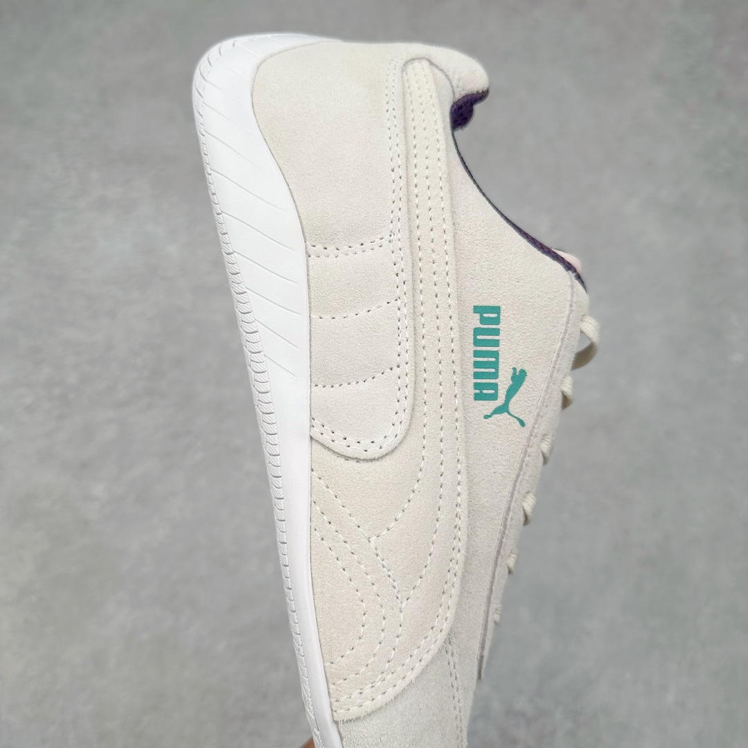 图片[6]-＃特价福利 PUMA Speedca OG 彪马极速赛车系列低帮德训风拼接复古百搭休闲运动赛车鞋 鞋款从80、90年代赛车手所穿的防火赛车鞋为原型，鞋身线条模仿了赛车的流线廓形，体现了空气动力学原理的结构。简约流畅的外观，恰好又和贯穿其中的Formstrip Logo融合恰到好处，视觉上细节丰富且协调。本次Speedcat OG鞋款归来，最大看点自然式保留了窄版鞋型以及薄底构造。这两年各品牌鞋底越做越厚，Speedcat反其道而行之，上脚几乎无鞋底的效果带来耳目一新的视觉体验。鞋面依旧是以质感细腻的麂皮材质打造，并且大面积近乎全包裹的使用，复古味道也愈发浓烈。配色上更是将最原始的黑色和红色带回，向F1赛车队的标志性队服致敬。相信让各位一眼种草的更多是出挑的大红色，上脚即可瞬间点亮整体造型，在以球鞋为核心的OOTD中脱颖而出。而另一款黑色则是低调的万金油，彰显新潮个性的同时又不喧宾夺主，也是热爱简约系穿搭朋友的首选。 尺码：35.5 36 37 37.5 38 38.5 39 40 40.5 41 42 42.5 43 44 44.5 45-选品中心