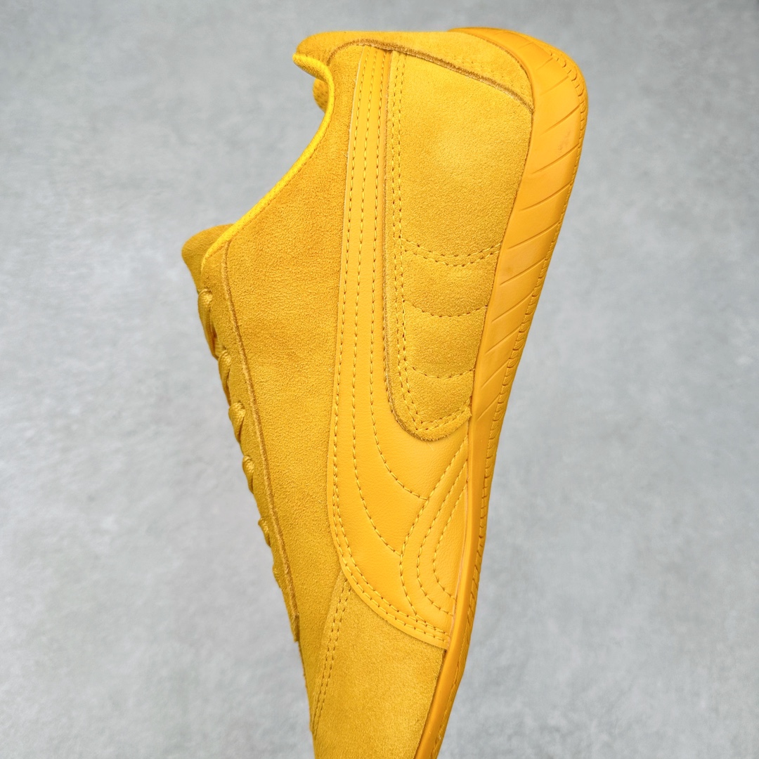 图片[7]-＃特价福利 PUMA Speedca OG 彪马极速赛车系列低帮德训风拼接复古百搭休闲运动赛车鞋 鞋款从80、90年代赛车手所穿的防火赛车鞋为原型，鞋身线条模仿了赛车的流线廓形，体现了空气动力学原理的结构。简约流畅的外观，恰好又和贯穿其中的Formstrip Logo融合恰到好处，视觉上细节丰富且协调。本次Speedcat OG鞋款归来，最大看点自然式保留了窄版鞋型以及薄底构造。这两年各品牌鞋底越做越厚，Speedcat反其道而行之，上脚几乎无鞋底的效果带来耳目一新的视觉体验。鞋面依旧是以质感细腻的麂皮材质打造，并且大面积近乎全包裹的使用，复古味道也愈发浓烈。配色上更是将最原始的黑色和红色带回，向F1赛车队的标志性队服致敬。相信让各位一眼种草的更多是出挑的大红色，上脚即可瞬间点亮整体造型，在以球鞋为核心的OOTD中脱颖而出。而另一款黑色则是低调的万金油，彰显新潮个性的同时又不喧宾夺主，也是热爱简约系穿搭朋友的首选。 尺码：35.5 36 37 37.5 38 38.5 39 40 40.5 41 42 42.5 43 44 44.5 45-选品中心