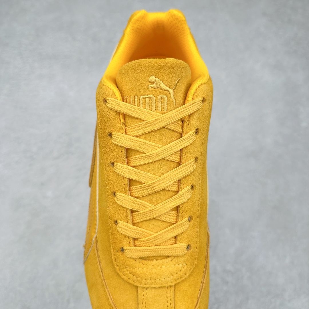 图片[5]-＃特价福利 PUMA Speedca OG 彪马极速赛车系列低帮德训风拼接复古百搭休闲运动赛车鞋 鞋款从80、90年代赛车手所穿的防火赛车鞋为原型，鞋身线条模仿了赛车的流线廓形，体现了空气动力学原理的结构。简约流畅的外观，恰好又和贯穿其中的Formstrip Logo融合恰到好处，视觉上细节丰富且协调。本次Speedcat OG鞋款归来，最大看点自然式保留了窄版鞋型以及薄底构造。这两年各品牌鞋底越做越厚，Speedcat反其道而行之，上脚几乎无鞋底的效果带来耳目一新的视觉体验。鞋面依旧是以质感细腻的麂皮材质打造，并且大面积近乎全包裹的使用，复古味道也愈发浓烈。配色上更是将最原始的黑色和红色带回，向F1赛车队的标志性队服致敬。相信让各位一眼种草的更多是出挑的大红色，上脚即可瞬间点亮整体造型，在以球鞋为核心的OOTD中脱颖而出。而另一款黑色则是低调的万金油，彰显新潮个性的同时又不喧宾夺主，也是热爱简约系穿搭朋友的首选。 尺码：35.5 36 37 37.5 38 38.5 39 40 40.5 41 42 42.5 43 44 44.5 45-选品中心