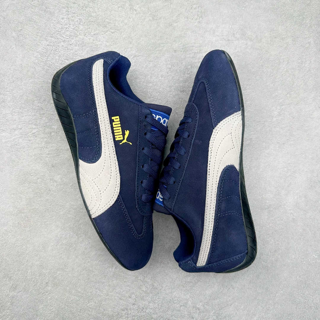 图片[3]-＃特价福利 PUMA Speedca OG 彪马极速赛车系列低帮德训风拼接复古百搭休闲运动赛车鞋 鞋款从80、90年代赛车手所穿的防火赛车鞋为原型，鞋身线条模仿了赛车的流线廓形，体现了空气动力学原理的结构。简约流畅的外观，恰好又和贯穿其中的Formstrip Logo融合恰到好处，视觉上细节丰富且协调。本次Speedcat OG鞋款归来，最大看点自然式保留了窄版鞋型以及薄底构造。这两年各品牌鞋底越做越厚，Speedcat反其道而行之，上脚几乎无鞋底的效果带来耳目一新的视觉体验。鞋面依旧是以质感细腻的麂皮材质打造，并且大面积近乎全包裹的使用，复古味道也愈发浓烈。配色上更是将最原始的黑色和红色带回，向F1赛车队的标志性队服致敬。相信让各位一眼种草的更多是出挑的大红色，上脚即可瞬间点亮整体造型，在以球鞋为核心的OOTD中脱颖而出。而另一款黑色则是低调的万金油，彰显新潮个性的同时又不喧宾夺主，也是热爱简约系穿搭朋友的首选。 尺码：35.5 36 37 37.5 38 38.5 39 40 40.5 41 42 42.5 43 44 44.5 45-选品中心