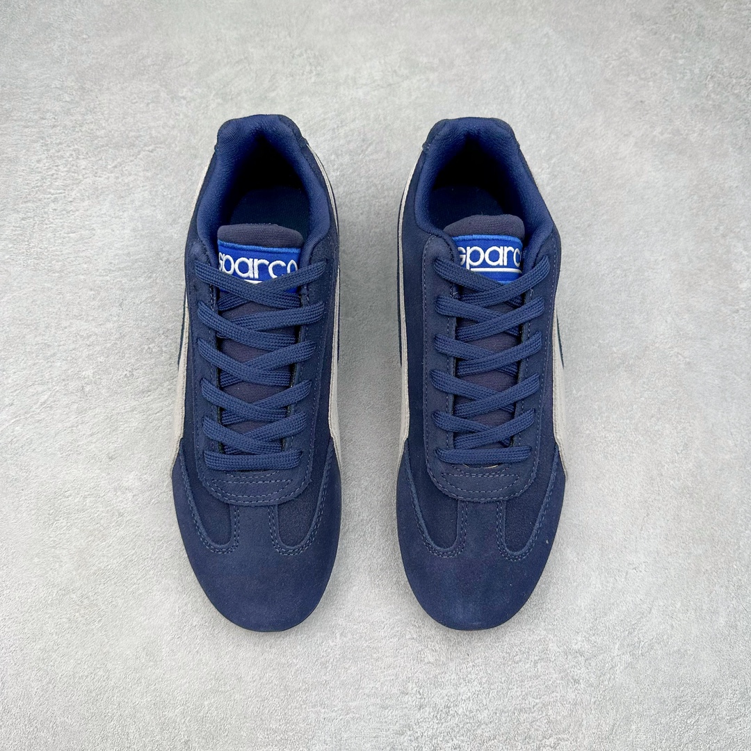 图片[2]-＃特价福利 PUMA Speedca OG 彪马极速赛车系列低帮德训风拼接复古百搭休闲运动赛车鞋 鞋款从80、90年代赛车手所穿的防火赛车鞋为原型，鞋身线条模仿了赛车的流线廓形，体现了空气动力学原理的结构。简约流畅的外观，恰好又和贯穿其中的Formstrip Logo融合恰到好处，视觉上细节丰富且协调。本次Speedcat OG鞋款归来，最大看点自然式保留了窄版鞋型以及薄底构造。这两年各品牌鞋底越做越厚，Speedcat反其道而行之，上脚几乎无鞋底的效果带来耳目一新的视觉体验。鞋面依旧是以质感细腻的麂皮材质打造，并且大面积近乎全包裹的使用，复古味道也愈发浓烈。配色上更是将最原始的黑色和红色带回，向F1赛车队的标志性队服致敬。相信让各位一眼种草的更多是出挑的大红色，上脚即可瞬间点亮整体造型，在以球鞋为核心的OOTD中脱颖而出。而另一款黑色则是低调的万金油，彰显新潮个性的同时又不喧宾夺主，也是热爱简约系穿搭朋友的首选。 尺码：35.5 36 37 37.5 38 38.5 39 40 40.5 41 42 42.5 43 44 44.5 45-选品中心