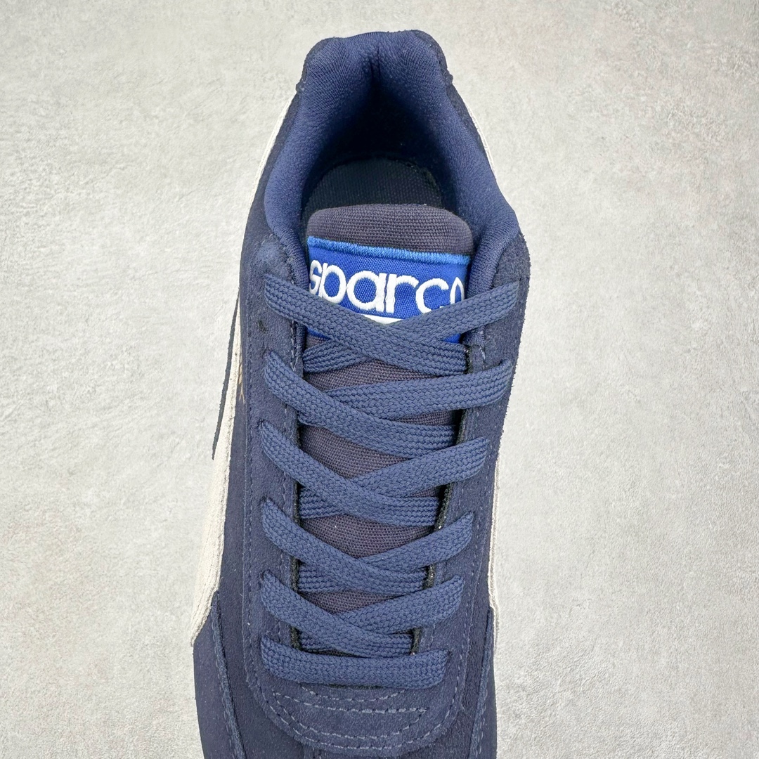 图片[5]-＃特价福利 PUMA Speedca OG 彪马极速赛车系列低帮德训风拼接复古百搭休闲运动赛车鞋 鞋款从80、90年代赛车手所穿的防火赛车鞋为原型，鞋身线条模仿了赛车的流线廓形，体现了空气动力学原理的结构。简约流畅的外观，恰好又和贯穿其中的Formstrip Logo融合恰到好处，视觉上细节丰富且协调。本次Speedcat OG鞋款归来，最大看点自然式保留了窄版鞋型以及薄底构造。这两年各品牌鞋底越做越厚，Speedcat反其道而行之，上脚几乎无鞋底的效果带来耳目一新的视觉体验。鞋面依旧是以质感细腻的麂皮材质打造，并且大面积近乎全包裹的使用，复古味道也愈发浓烈。配色上更是将最原始的黑色和红色带回，向F1赛车队的标志性队服致敬。相信让各位一眼种草的更多是出挑的大红色，上脚即可瞬间点亮整体造型，在以球鞋为核心的OOTD中脱颖而出。而另一款黑色则是低调的万金油，彰显新潮个性的同时又不喧宾夺主，也是热爱简约系穿搭朋友的首选。 尺码：35.5 36 37 37.5 38 38.5 39 40 40.5 41 42 42.5 43 44 44.5 45-选品中心