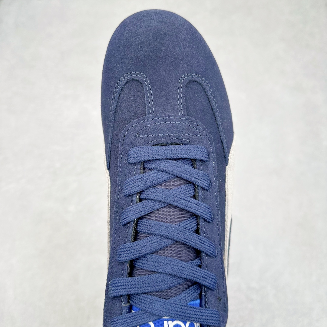 图片[4]-＃特价福利 PUMA Speedca OG 彪马极速赛车系列低帮德训风拼接复古百搭休闲运动赛车鞋 鞋款从80、90年代赛车手所穿的防火赛车鞋为原型，鞋身线条模仿了赛车的流线廓形，体现了空气动力学原理的结构。简约流畅的外观，恰好又和贯穿其中的Formstrip Logo融合恰到好处，视觉上细节丰富且协调。本次Speedcat OG鞋款归来，最大看点自然式保留了窄版鞋型以及薄底构造。这两年各品牌鞋底越做越厚，Speedcat反其道而行之，上脚几乎无鞋底的效果带来耳目一新的视觉体验。鞋面依旧是以质感细腻的麂皮材质打造，并且大面积近乎全包裹的使用，复古味道也愈发浓烈。配色上更是将最原始的黑色和红色带回，向F1赛车队的标志性队服致敬。相信让各位一眼种草的更多是出挑的大红色，上脚即可瞬间点亮整体造型，在以球鞋为核心的OOTD中脱颖而出。而另一款黑色则是低调的万金油，彰显新潮个性的同时又不喧宾夺主，也是热爱简约系穿搭朋友的首选。 尺码：35.5 36 37 37.5 38 38.5 39 40 40.5 41 42 42.5 43 44 44.5 45-选品中心