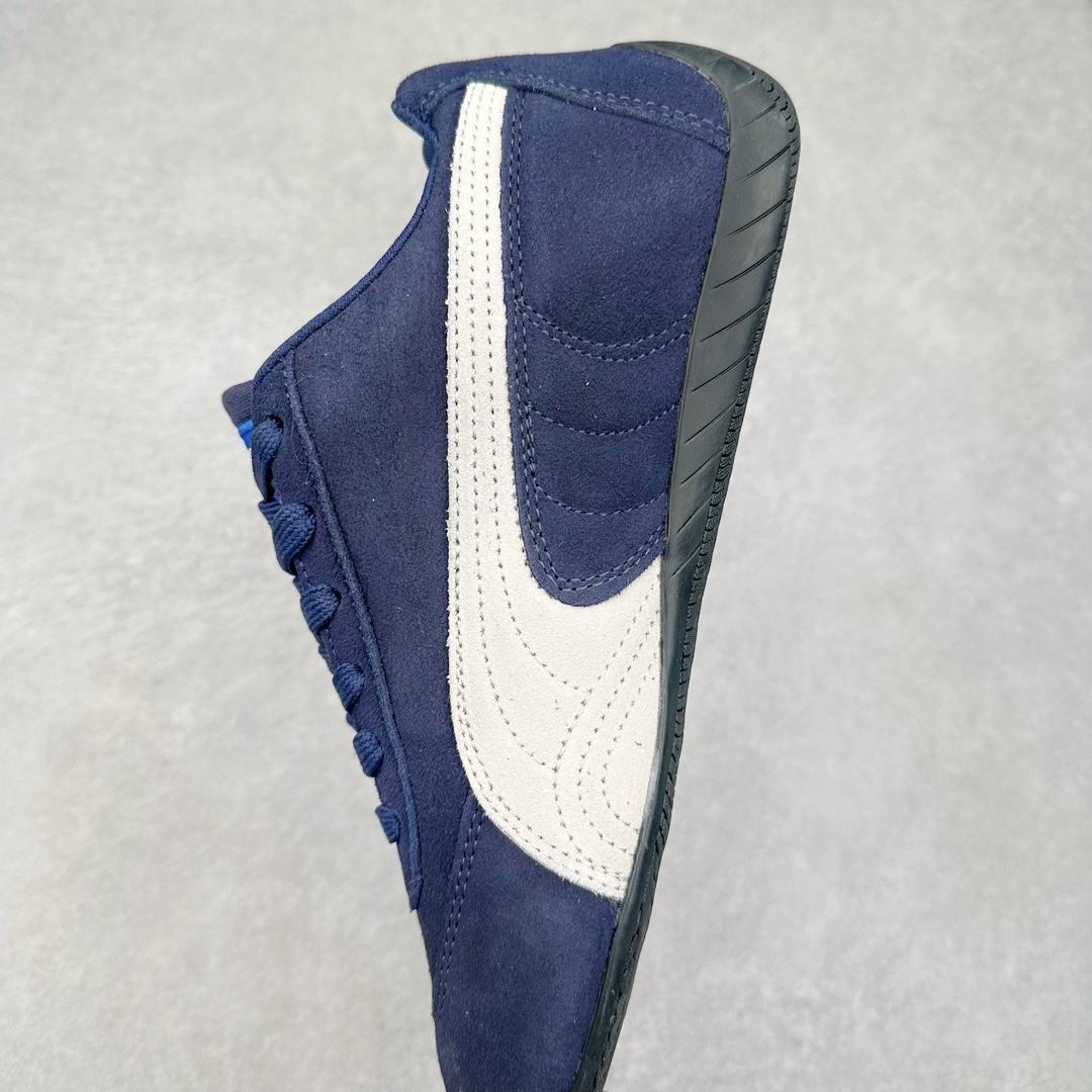 图片[7]-＃特价福利 PUMA Speedca OG 彪马极速赛车系列低帮德训风拼接复古百搭休闲运动赛车鞋 鞋款从80、90年代赛车手所穿的防火赛车鞋为原型，鞋身线条模仿了赛车的流线廓形，体现了空气动力学原理的结构。简约流畅的外观，恰好又和贯穿其中的Formstrip Logo融合恰到好处，视觉上细节丰富且协调。本次Speedcat OG鞋款归来，最大看点自然式保留了窄版鞋型以及薄底构造。这两年各品牌鞋底越做越厚，Speedcat反其道而行之，上脚几乎无鞋底的效果带来耳目一新的视觉体验。鞋面依旧是以质感细腻的麂皮材质打造，并且大面积近乎全包裹的使用，复古味道也愈发浓烈。配色上更是将最原始的黑色和红色带回，向F1赛车队的标志性队服致敬。相信让各位一眼种草的更多是出挑的大红色，上脚即可瞬间点亮整体造型，在以球鞋为核心的OOTD中脱颖而出。而另一款黑色则是低调的万金油，彰显新潮个性的同时又不喧宾夺主，也是热爱简约系穿搭朋友的首选。 尺码：35.5 36 37 37.5 38 38.5 39 40 40.5 41 42 42.5 43 44 44.5 45-选品中心