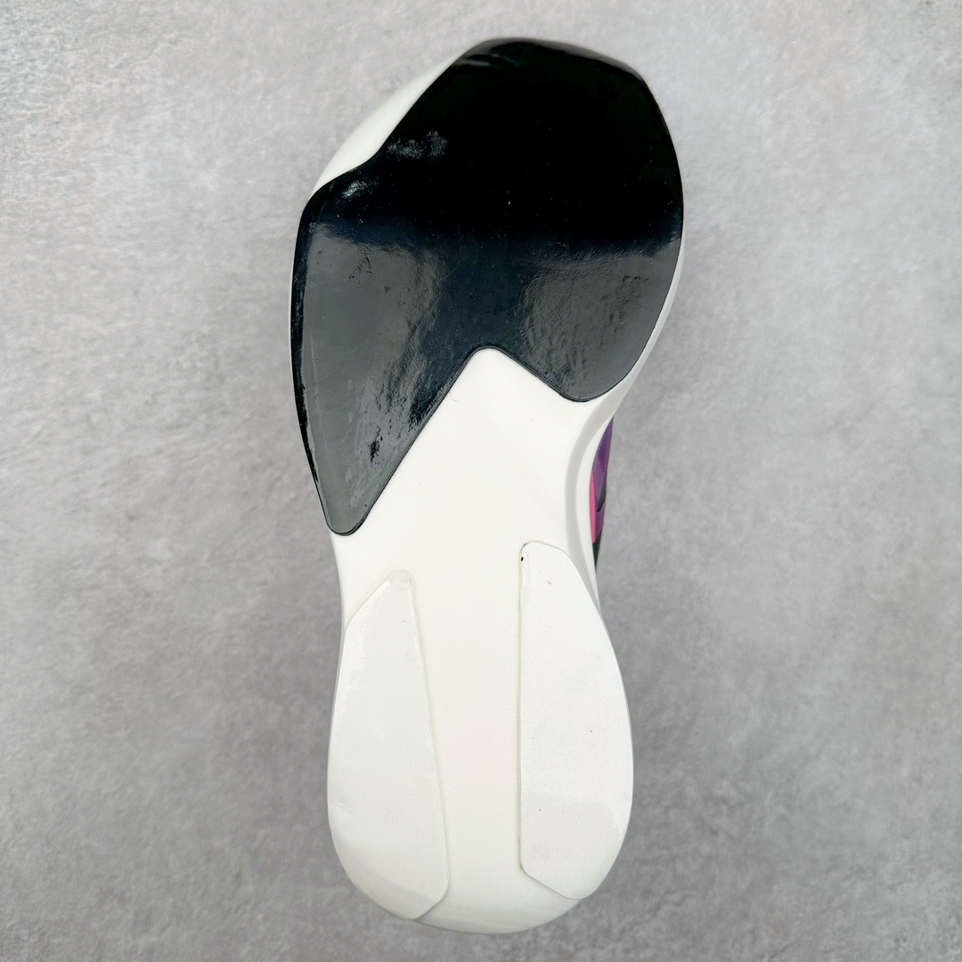 图片[9]-AD Adizero Eva SL M 零度进化版系列低帮轻便透气竞速休闲运动慢跑鞋 IH5570 相信大家对去年 adidas 横空出世的「顶级超跑」adiZero Adios Pro EVO 1 记忆犹新！不仅登顶阿迪史上最轻跑鞋宝座，更在接下来的全球马拉松赛事中，持续书写着惊人成绩，被网友戏称新一代「阿迪神鞋」全网刷屏！极简设计语言与强烈速度感和存在感的鞋侧三线，让人过目不忘，特别种草！其中定位于中长跑训练的 adidas Adizero Evo SL，整体外观造型与 adiZero Adios Pro EVO 1 非常相似。中底配置方面搭载全掌 Lightstrike Pro，鞋面采用透气网面示人，契合日常训练鞋的定位，更加耐用。外底给到了马牌橡胶，及类似上代竞速旗舰 adidas Adizero Adios Pro 3 区域分布。整体看下来无论是外观的鲜明辨识度，还是配置的扎实程度都很顶。尺码：36 36⅔ 37⅓ 38 38⅔ 39⅓ 40 40⅔ 41⅓ 42 42⅔ 43⅓ 44 45-选品中心