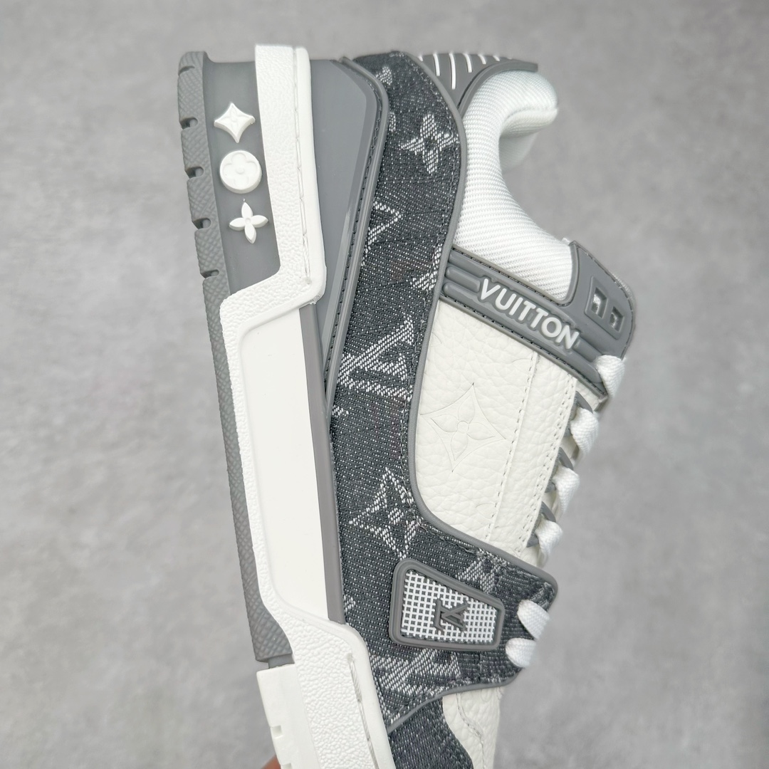 图片[6]-＃FS顶级特价 Louis Vuitton Trainer lv时装走秀运动鞋 实力大厂出品 平台专供 成熟的做工稳定的品控 完美鞋型超高的清洁度 零毛边线头瑕疵 全套原楦原纸版原鞋开模 全网最具灵魂的版型 正确原装黄色鞋盒 正确中底印花 鞋面印花3D高频深度立体 全鞋电脑针车 紧密相连 针距密度一致 环保乳胶注塑鞋垫 厚度脚感还原原版 皮面裁剪部位 统一油边封口工艺 原装橡胶大底含胶量大底组合零偏差 专柜全套包装 防尘袋 说明书 质保卡 男女鞋 尺码：35 36 37 38 39 40 41 42 43 44 45-选品中心