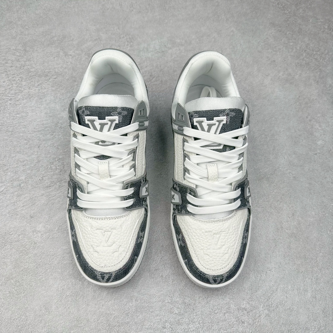 图片[2]-＃FS顶级特价 Louis Vuitton Trainer lv时装走秀运动鞋 实力大厂出品 平台专供 成熟的做工稳定的品控 完美鞋型超高的清洁度 零毛边线头瑕疵 全套原楦原纸版原鞋开模 全网最具灵魂的版型 正确原装黄色鞋盒 正确中底印花 鞋面印花3D高频深度立体 全鞋电脑针车 紧密相连 针距密度一致 环保乳胶注塑鞋垫 厚度脚感还原原版 皮面裁剪部位 统一油边封口工艺 原装橡胶大底含胶量大底组合零偏差 专柜全套包装 防尘袋 说明书 质保卡 男女鞋 尺码：35 36 37 38 39 40 41 42 43 44 45-选品中心