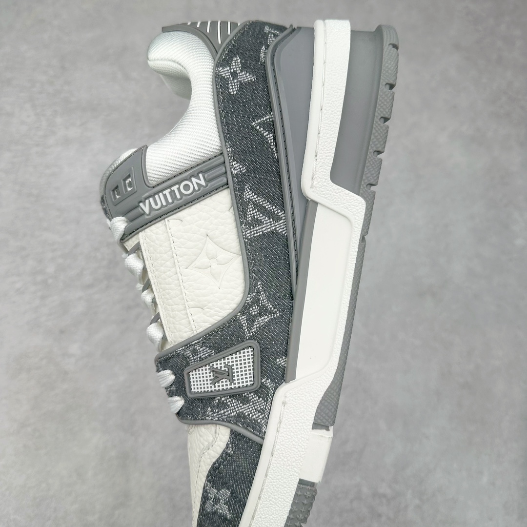 图片[7]-＃FS顶级特价 Louis Vuitton Trainer lv时装走秀运动鞋 实力大厂出品 平台专供 成熟的做工稳定的品控 完美鞋型超高的清洁度 零毛边线头瑕疵 全套原楦原纸版原鞋开模 全网最具灵魂的版型 正确原装黄色鞋盒 正确中底印花 鞋面印花3D高频深度立体 全鞋电脑针车 紧密相连 针距密度一致 环保乳胶注塑鞋垫 厚度脚感还原原版 皮面裁剪部位 统一油边封口工艺 原装橡胶大底含胶量大底组合零偏差 专柜全套包装 防尘袋 说明书 质保卡 男女鞋 尺码：35 36 37 38 39 40 41 42 43 44 45-选品中心