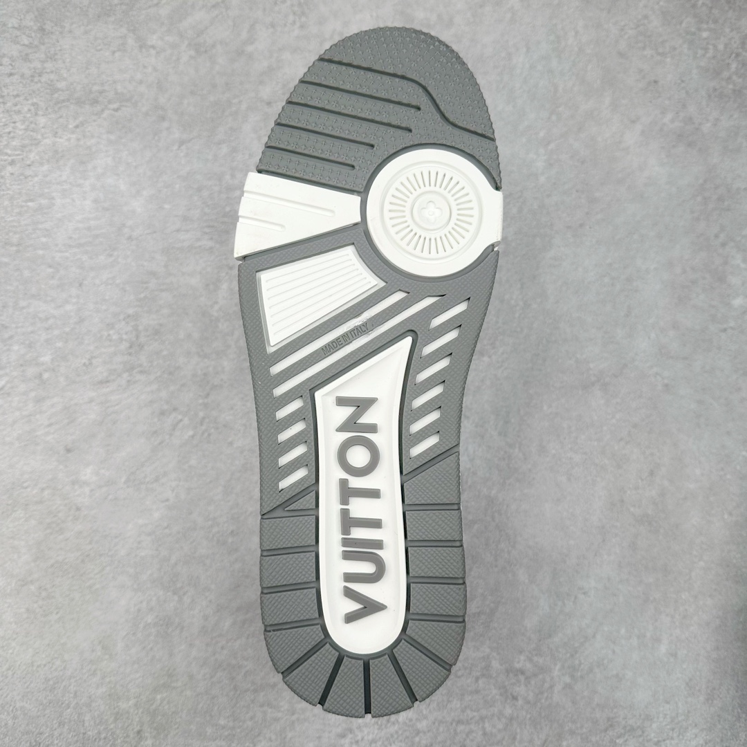 图片[9]-＃FS顶级特价 Louis Vuitton Trainer lv时装走秀运动鞋 实力大厂出品 平台专供 成熟的做工稳定的品控 完美鞋型超高的清洁度 零毛边线头瑕疵 全套原楦原纸版原鞋开模 全网最具灵魂的版型 正确原装黄色鞋盒 正确中底印花 鞋面印花3D高频深度立体 全鞋电脑针车 紧密相连 针距密度一致 环保乳胶注塑鞋垫 厚度脚感还原原版 皮面裁剪部位 统一油边封口工艺 原装橡胶大底含胶量大底组合零偏差 专柜全套包装 防尘袋 说明书 质保卡 男女鞋 尺码：35 36 37 38 39 40 41 42 43 44 45-选品中心