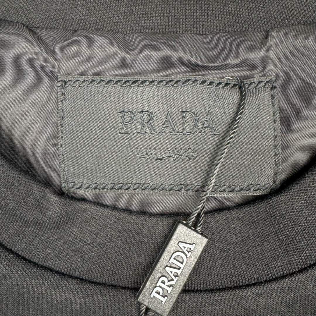 图片[12]-＃GD广顶 PRADA 普拉达纯色拼接贴袋圆领宽松休闲卫衣 男款 黑色 面料采用prada卫衣招牌360克重双面针织长绒棉 拼接再生尼龙 尼龙需要过胶工艺保证硬挺度 三角徽标采用原厂全钢三角五金皮牌 字体清晰质感无敌 五金原厂出品 三角标可以任意和原版对比无区别 后领标志性prada龟背剪裁上身更硬挺 尺码：S M L XL-选品中心