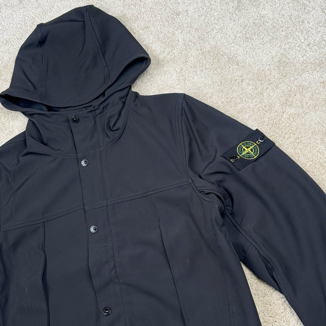 图片[9]-＃GD广顶 STONE ISLAND SS24 SOFT SHELL 石头岛软壳系列纯色单排扣休闲连帽长袖防风防水透气夹克外套 面料采用定制软壳平纹防水面料 加了一层运动面料复合保持硬挺度 开模定制弧型四合扣 全身几十个裁片 内里全包边、石头岛就喜欢在内里、侧缝、帽沿、门襟等处玩工艺 非常难做 但是对于曾经做出过过验袖标的我们完全不是问题 定制螺纹已经内里 整件版型非常好 我认为日常穿着体验感和版型要超越始祖鸟 尺码：S M L XL-选品中心