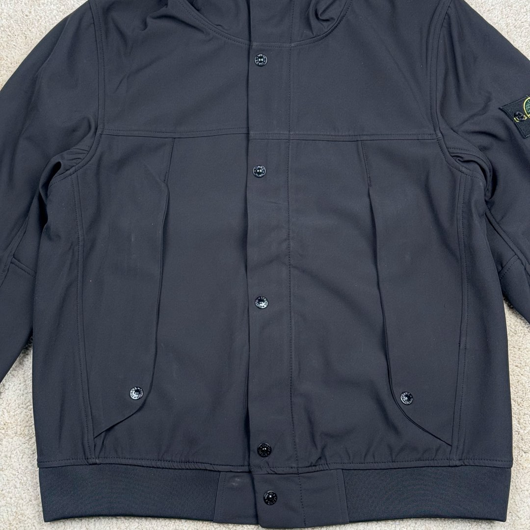 图片[8]-＃GD广顶 STONE ISLAND SS24 SOFT SHELL 石头岛软壳系列纯色单排扣休闲连帽长袖防风防水透气夹克外套 面料采用定制软壳平纹防水面料 加了一层运动面料复合保持硬挺度 开模定制弧型四合扣 全身几十个裁片 内里全包边、石头岛就喜欢在内里、侧缝、帽沿、门襟等处玩工艺 非常难做 但是对于曾经做出过过验袖标的我们完全不是问题 定制螺纹已经内里 整件版型非常好 我认为日常穿着体验感和版型要超越始祖鸟 尺码：S M L XL-选品中心