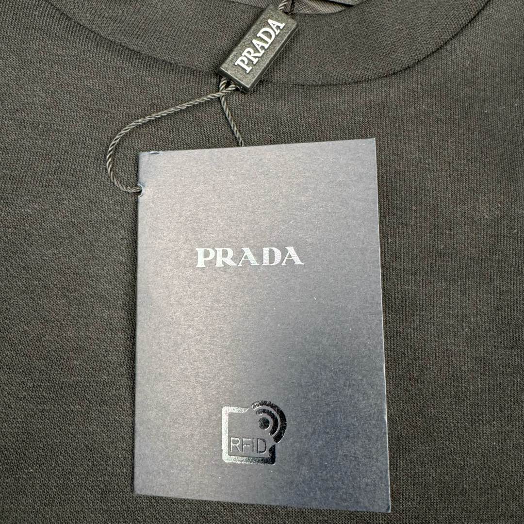 图片[13]-＃GD广顶 PRADA 普拉达纯色拼接贴袋圆领宽松休闲卫衣 男款 黑色 面料采用prada卫衣招牌360克重双面针织长绒棉 拼接再生尼龙 尼龙需要过胶工艺保证硬挺度 三角徽标采用原厂全钢三角五金皮牌 字体清晰质感无敌 五金原厂出品 三角标可以任意和原版对比无区别 后领标志性prada龟背剪裁上身更硬挺 尺码：S M L XL-选品中心