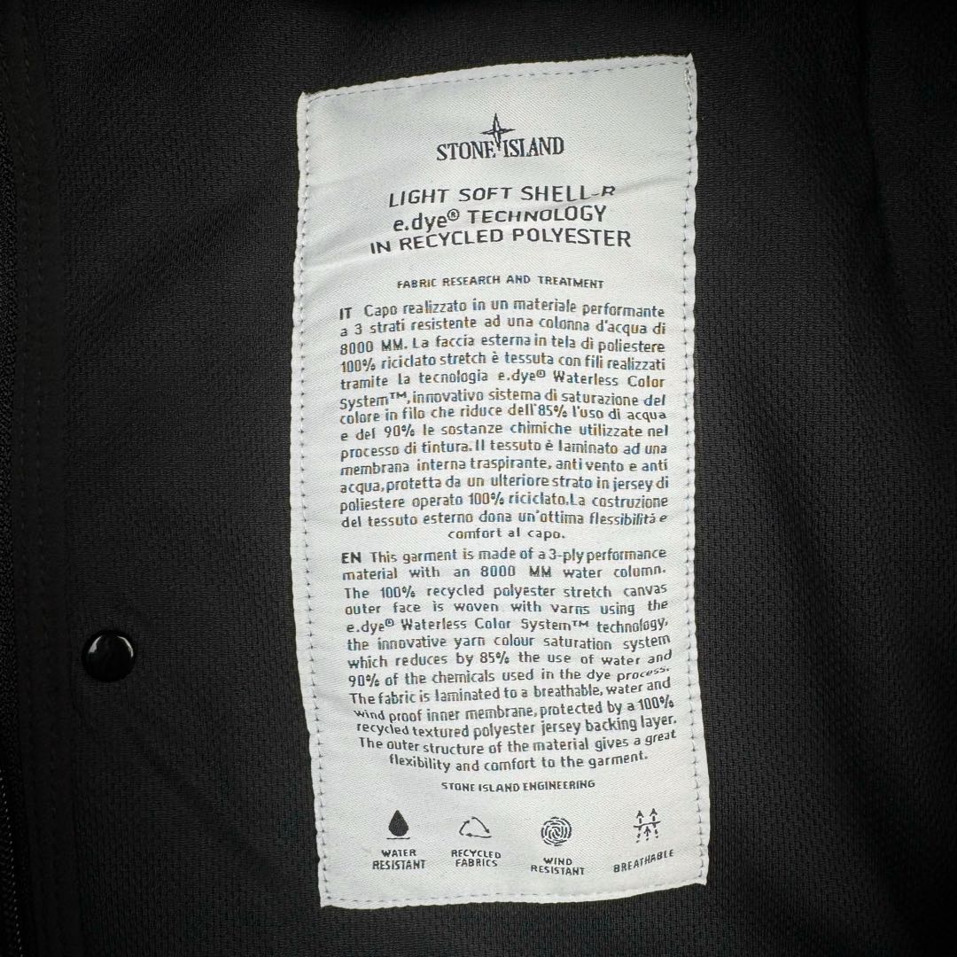 图片[13]-＃GD广顶 STONE ISLAND SS24 SOFT SHELL 石头岛软壳系列纯色单排扣休闲连帽长袖防风防水透气夹克外套 面料采用定制软壳平纹防水面料 加了一层运动面料复合保持硬挺度 开模定制弧型四合扣 全身几十个裁片 内里全包边、石头岛就喜欢在内里、侧缝、帽沿、门襟等处玩工艺 非常难做 但是对于曾经做出过过验袖标的我们完全不是问题 定制螺纹已经内里 整件版型非常好 我认为日常穿着体验感和版型要超越始祖鸟 尺码：S M L XL-选品中心