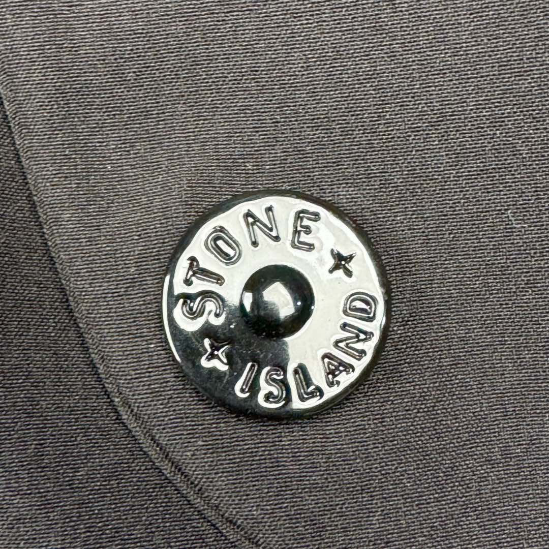 图片[12]-＃GD广顶 STONE ISLAND SS24 SOFT SHELL 石头岛软壳系列纯色单排扣休闲连帽长袖防风防水透气夹克外套 面料采用定制软壳平纹防水面料 加了一层运动面料复合保持硬挺度 开模定制弧型四合扣 全身几十个裁片 内里全包边、石头岛就喜欢在内里、侧缝、帽沿、门襟等处玩工艺 非常难做 但是对于曾经做出过过验袖标的我们完全不是问题 定制螺纹已经内里 整件版型非常好 我认为日常穿着体验感和版型要超越始祖鸟 尺码：S M L XL-选品中心