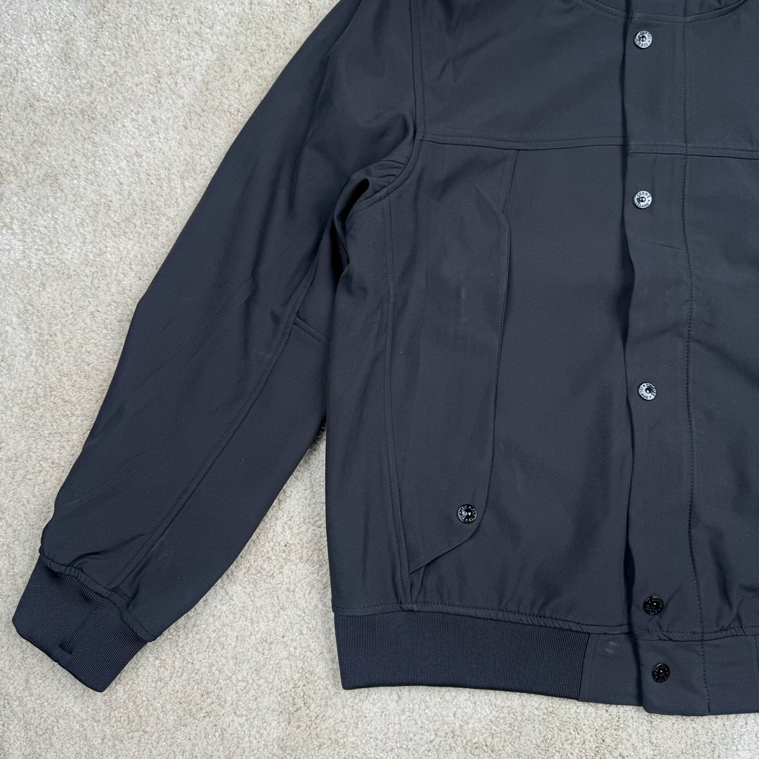 图片[6]-＃GD广顶 STONE ISLAND SS24 SOFT SHELL 石头岛软壳系列纯色单排扣休闲连帽长袖防风防水透气夹克外套 面料采用定制软壳平纹防水面料 加了一层运动面料复合保持硬挺度 开模定制弧型四合扣 全身几十个裁片 内里全包边、石头岛就喜欢在内里、侧缝、帽沿、门襟等处玩工艺 非常难做 但是对于曾经做出过过验袖标的我们完全不是问题 定制螺纹已经内里 整件版型非常好 我认为日常穿着体验感和版型要超越始祖鸟 尺码：S M L XL-选品中心