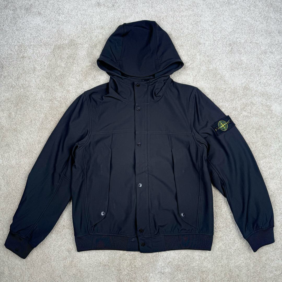 ＃GD广顶 STONE ISLAND SS24 SOFT SHELL 石头岛软壳系列纯色单排扣休闲连帽长袖防风防水透气夹克外套 面料采用定制软壳平纹防水面料 加了一层运动面料复合保持硬挺度 开模定制弧型四合扣 全身几十个裁片 内里全包边、石头岛就喜欢在内里、侧缝、帽沿、门襟等处玩工艺 非常难做 但是对于曾经做出过过验袖标的我们完全不是问题 定制螺纹已经内里 整件版型非常好 我认为日常穿着体验感和版型要超越始祖鸟 尺码：S M L XL-选品中心