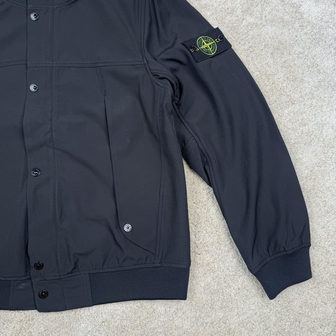 图片[7]-＃GD广顶 STONE ISLAND SS24 SOFT SHELL 石头岛软壳系列纯色单排扣休闲连帽长袖防风防水透气夹克外套 面料采用定制软壳平纹防水面料 加了一层运动面料复合保持硬挺度 开模定制弧型四合扣 全身几十个裁片 内里全包边、石头岛就喜欢在内里、侧缝、帽沿、门襟等处玩工艺 非常难做 但是对于曾经做出过过验袖标的我们完全不是问题 定制螺纹已经内里 整件版型非常好 我认为日常穿着体验感和版型要超越始祖鸟 尺码：S M L XL-选品中心