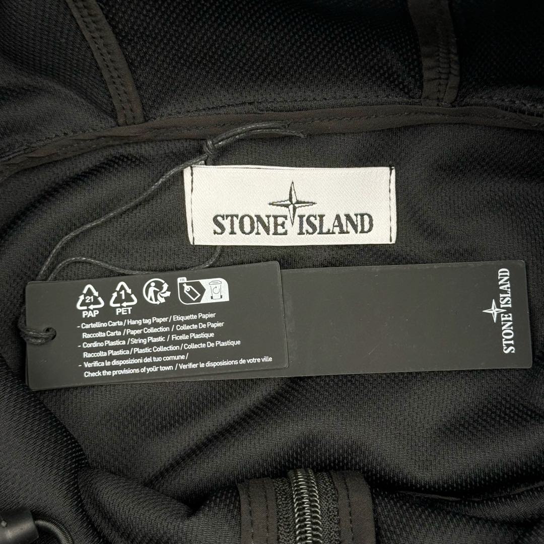 图片[15]-＃GD广顶 STONE ISLAND SS24 SOFT SHELL 石头岛软壳系列纯色单排扣休闲连帽长袖防风防水透气夹克外套 面料采用定制软壳平纹防水面料 加了一层运动面料复合保持硬挺度 开模定制弧型四合扣 全身几十个裁片 内里全包边、石头岛就喜欢在内里、侧缝、帽沿、门襟等处玩工艺 非常难做 但是对于曾经做出过过验袖标的我们完全不是问题 定制螺纹已经内里 整件版型非常好 我认为日常穿着体验感和版型要超越始祖鸟 尺码：S M L XL-选品中心