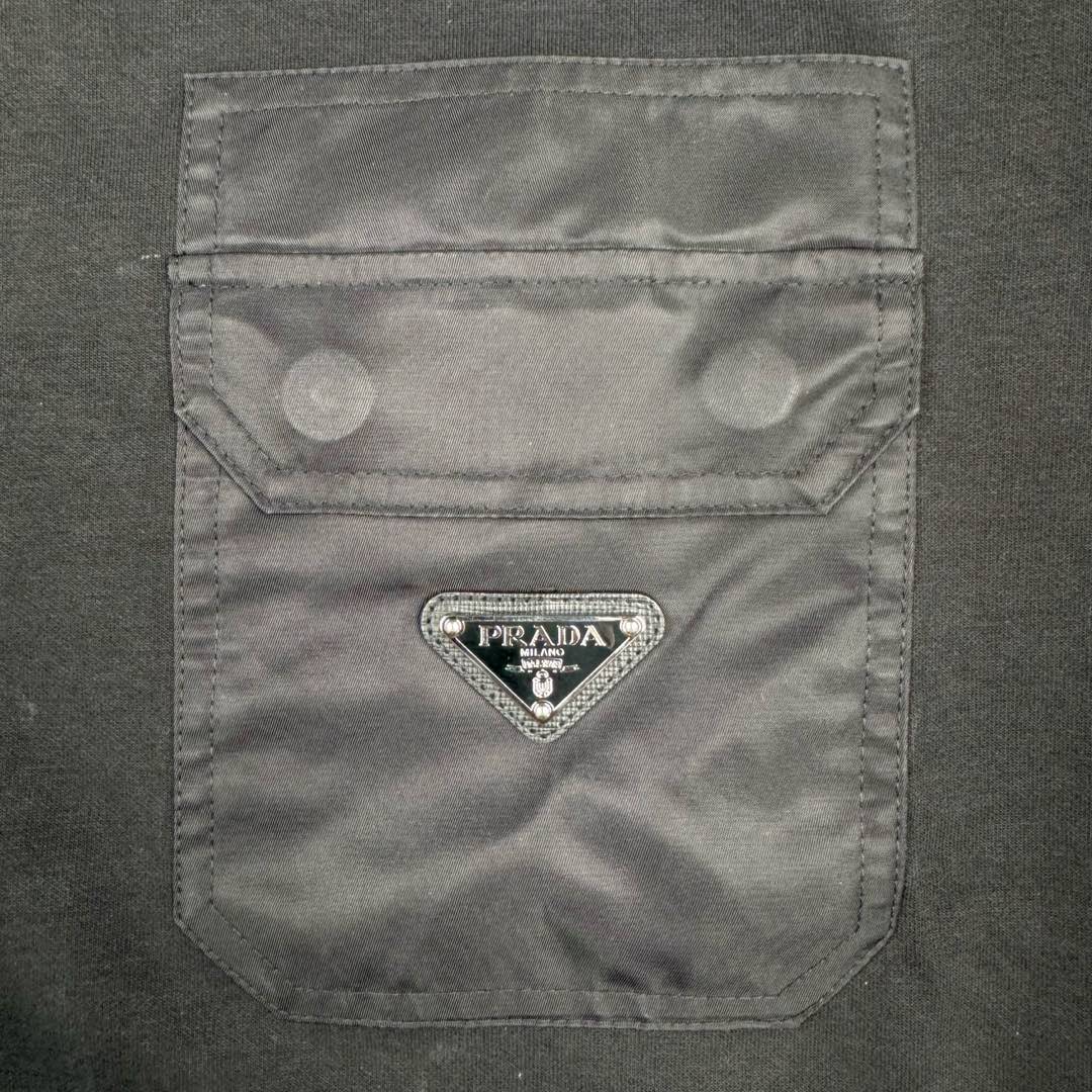 图片[14]-＃GD广顶 PRADA 普拉达纯色拼接贴袋圆领宽松休闲卫衣 男款 黑色 面料采用prada卫衣招牌360克重双面针织长绒棉 拼接再生尼龙 尼龙需要过胶工艺保证硬挺度 三角徽标采用原厂全钢三角五金皮牌 字体清晰质感无敌 五金原厂出品 三角标可以任意和原版对比无区别 后领标志性prada龟背剪裁上身更硬挺 尺码：S M L XL-选品中心