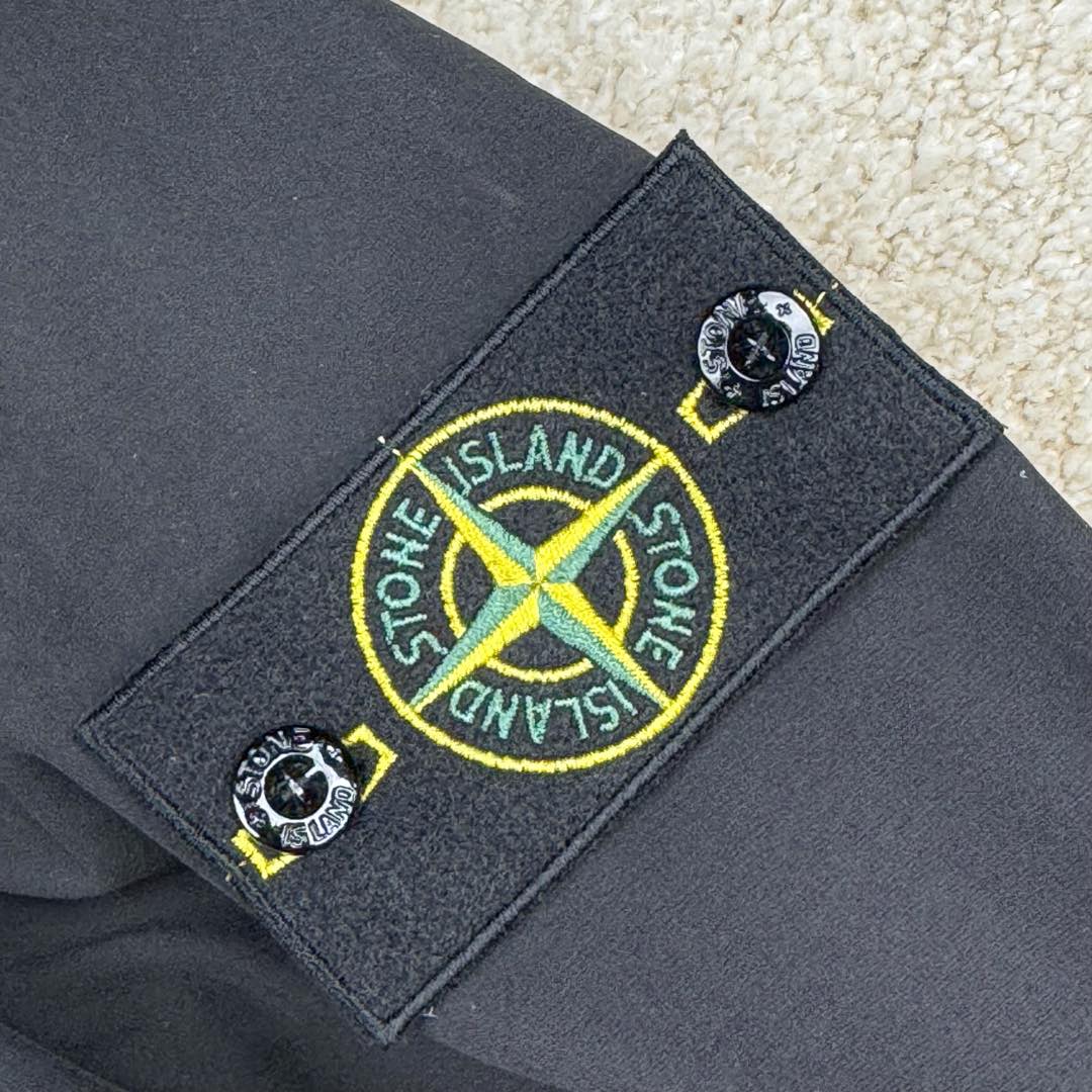 图片[11]-＃GD广顶 STONE ISLAND SS24 SOFT SHELL 石头岛软壳系列纯色单排扣休闲连帽长袖防风防水透气夹克外套 面料采用定制软壳平纹防水面料 加了一层运动面料复合保持硬挺度 开模定制弧型四合扣 全身几十个裁片 内里全包边、石头岛就喜欢在内里、侧缝、帽沿、门襟等处玩工艺 非常难做 但是对于曾经做出过过验袖标的我们完全不是问题 定制螺纹已经内里 整件版型非常好 我认为日常穿着体验感和版型要超越始祖鸟 尺码：S M L XL-选品中心