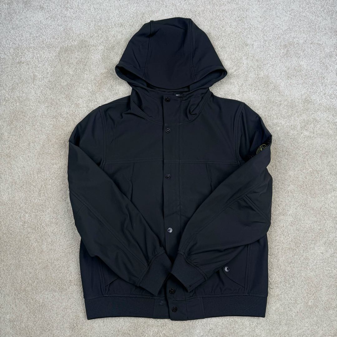 图片[3]-＃GD广顶 STONE ISLAND SS24 SOFT SHELL 石头岛软壳系列纯色单排扣休闲连帽长袖防风防水透气夹克外套 面料采用定制软壳平纹防水面料 加了一层运动面料复合保持硬挺度 开模定制弧型四合扣 全身几十个裁片 内里全包边、石头岛就喜欢在内里、侧缝、帽沿、门襟等处玩工艺 非常难做 但是对于曾经做出过过验袖标的我们完全不是问题 定制螺纹已经内里 整件版型非常好 我认为日常穿着体验感和版型要超越始祖鸟 尺码：S M L XL-选品中心