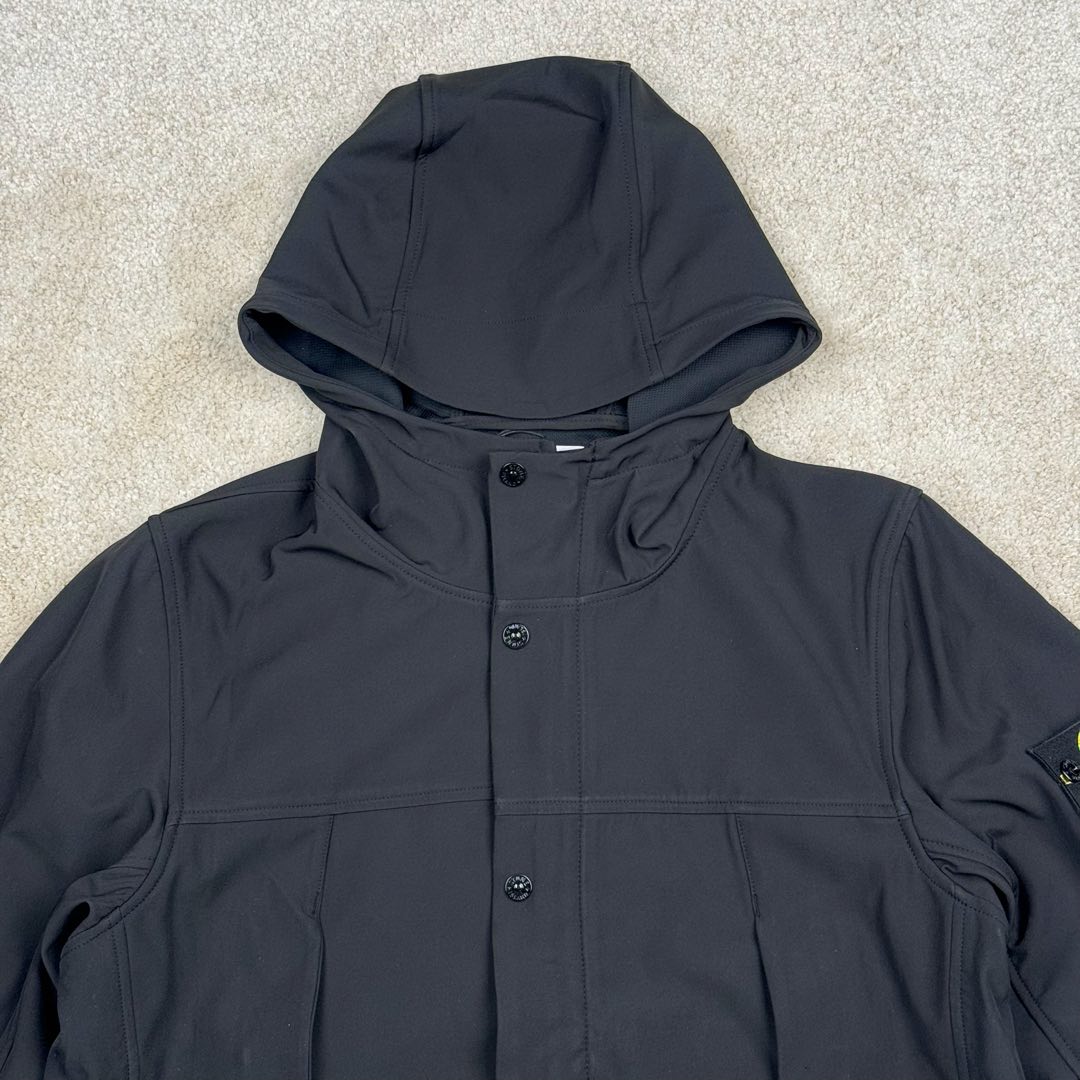 图片[5]-＃GD广顶 STONE ISLAND SS24 SOFT SHELL 石头岛软壳系列纯色单排扣休闲连帽长袖防风防水透气夹克外套 面料采用定制软壳平纹防水面料 加了一层运动面料复合保持硬挺度 开模定制弧型四合扣 全身几十个裁片 内里全包边、石头岛就喜欢在内里、侧缝、帽沿、门襟等处玩工艺 非常难做 但是对于曾经做出过过验袖标的我们完全不是问题 定制螺纹已经内里 整件版型非常好 我认为日常穿着体验感和版型要超越始祖鸟 尺码：S M L XL-选品中心